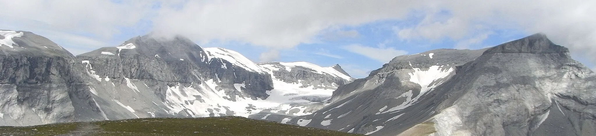 Photo showing: Glarus thrust fault at Piz Segnes (half left) and Piz Dolf (right)