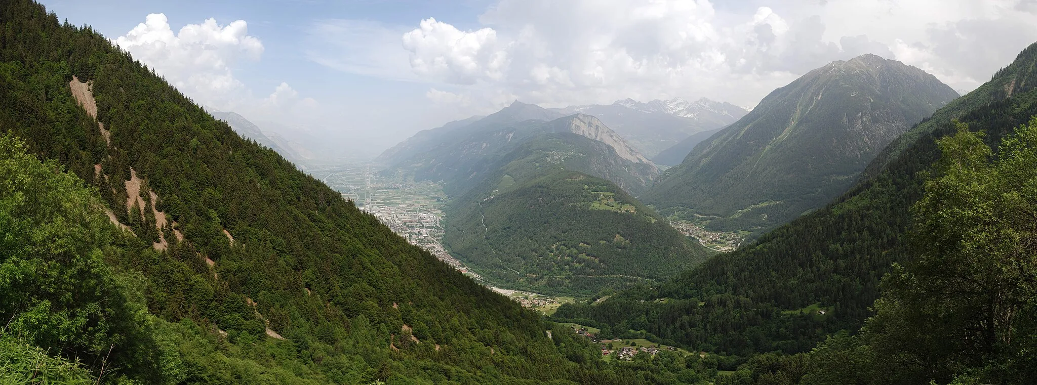 Photo showing: Panorama of Martigny, Switzerland, comprised of 57 images.  View the original size! (NB: The original is 115.4 MP, so make sure your browser can handle it first).