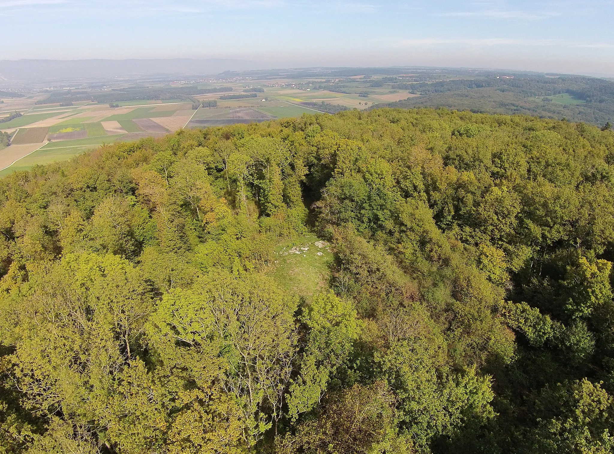 Photo showing: Sommet de la colline du Mormont (604.42m)
En arrière plan, la plaine de l'Orbe (Bavois, Chavornay)