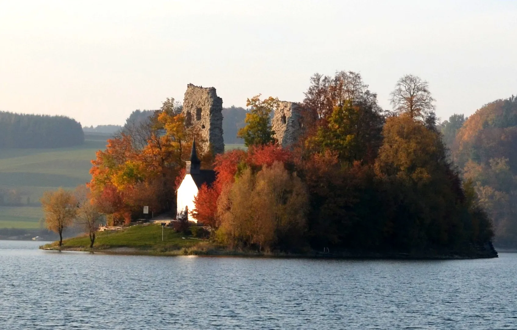 Photo showing: Ile d'Ogoz sur le lac de la Gruyère dans le canton de Fribourg en Suisse