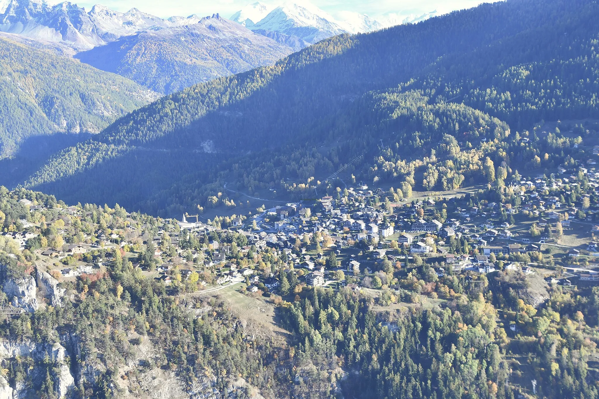 Photo showing: Vue aérienne de Vercorin (VS), en Suisse.