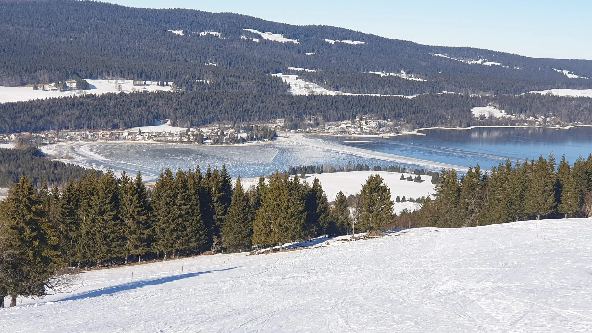 Photo showing: Frozen lake of la vallée de joux