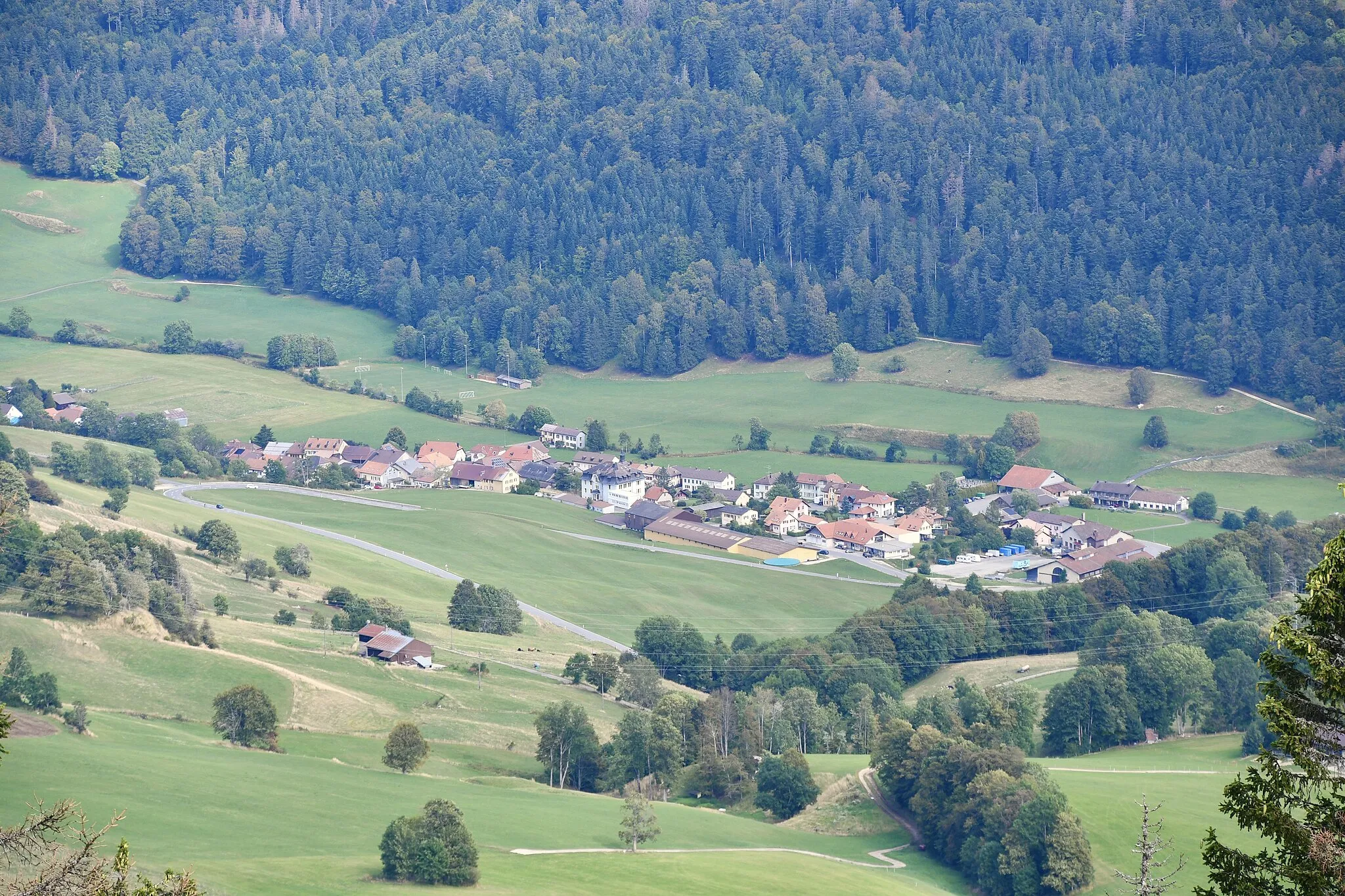 Photo showing: Vue sur Vaulion (VD) depuis la Dent de Vaulion, en Suisse.