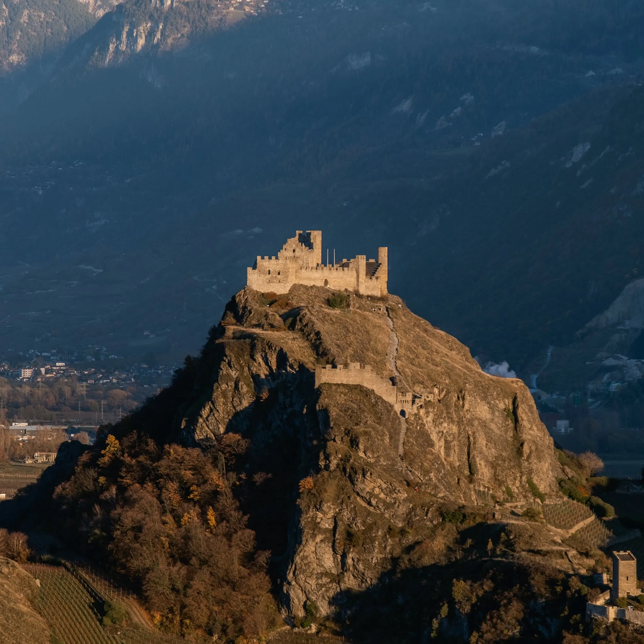 Photo showing: Le château de Tourbillon vu depuis le château de Montorge.