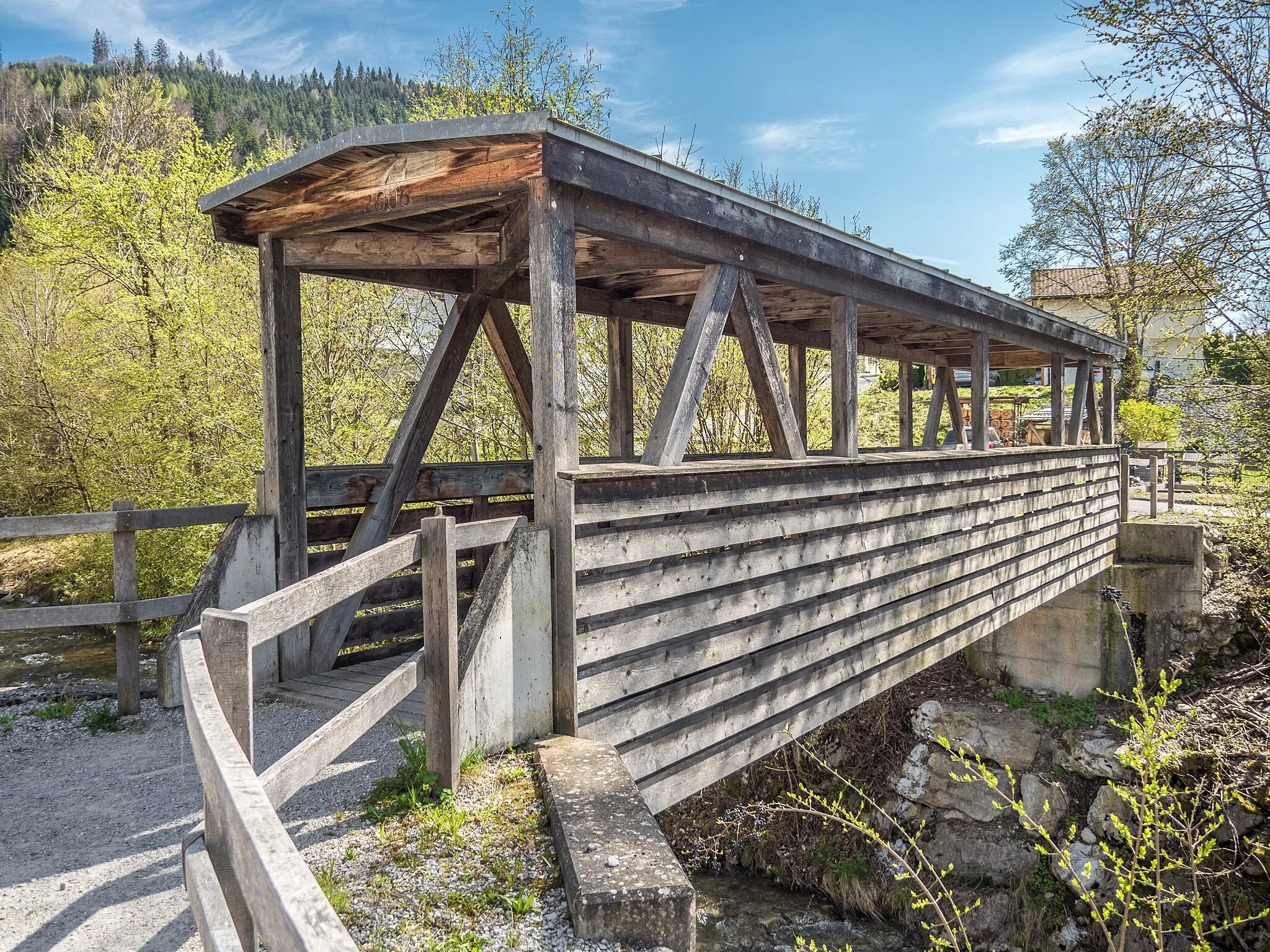 Photo showing: Covered Wooden Bridge over the Taouna River, Grandvillard, Canton of Fribourg, Switzerland