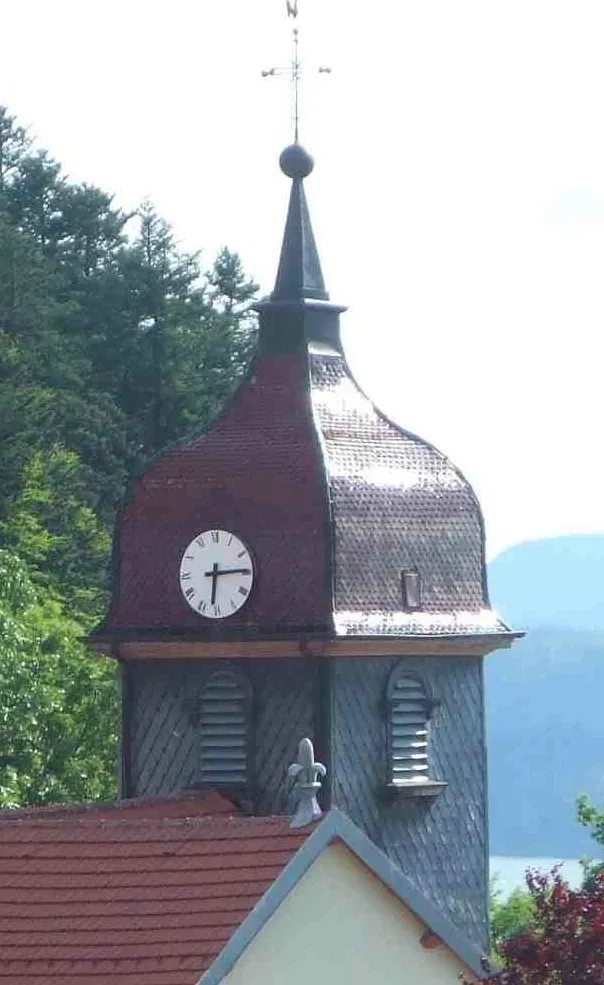 Photo showing: Clocher de l'eglise de Montperreux et lac de Saint-Point, Doubs.