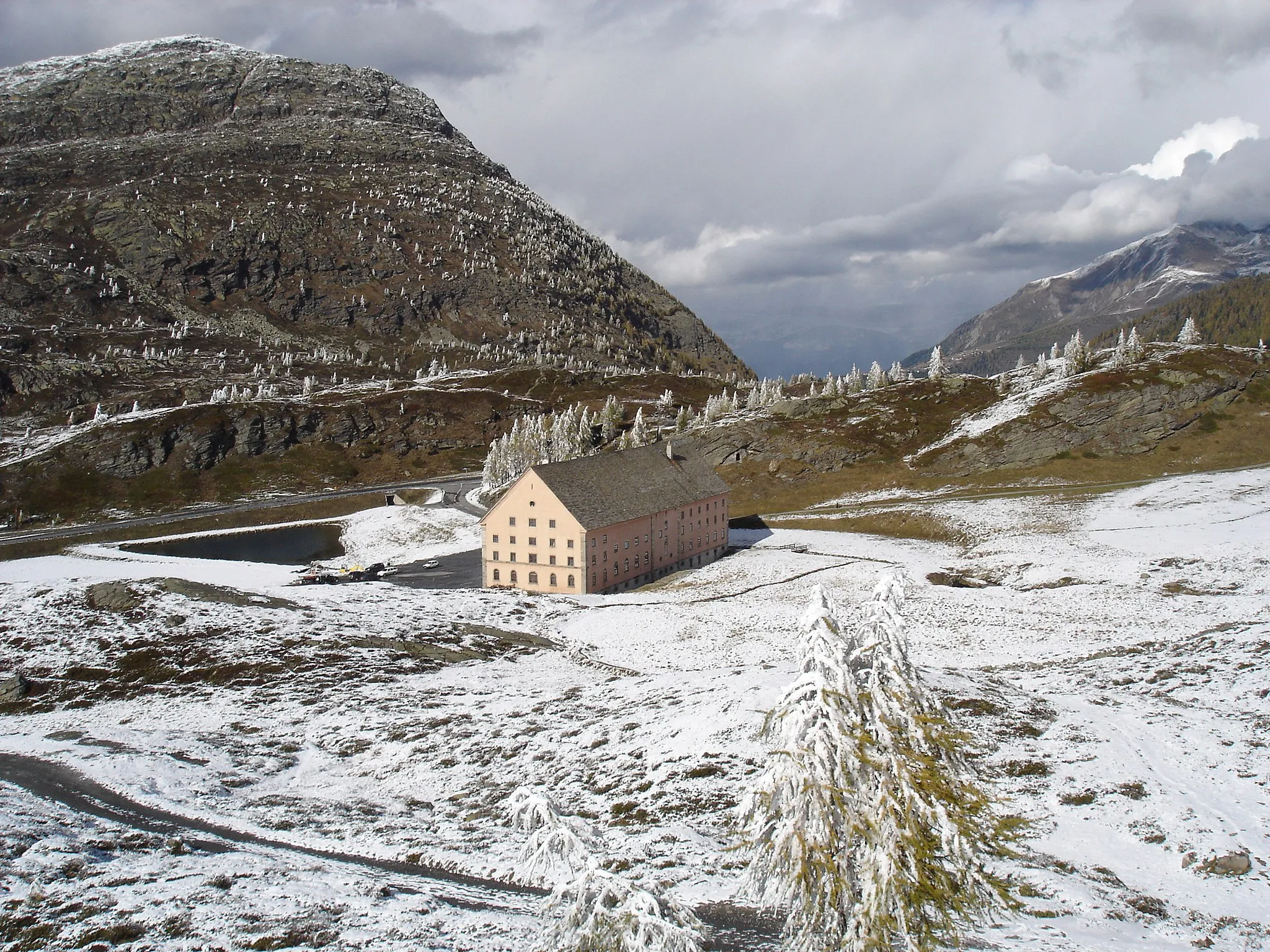 Photo showing: Simplon-Hospiz am Simplonpass im ersten Schnee, Schweiz.