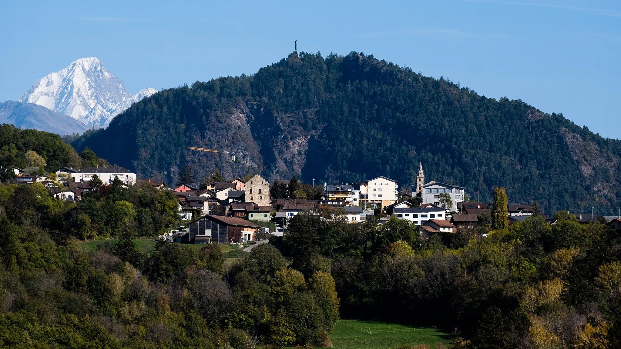 Photo showing: Grimisuat vu depuis Savièse en 2022.