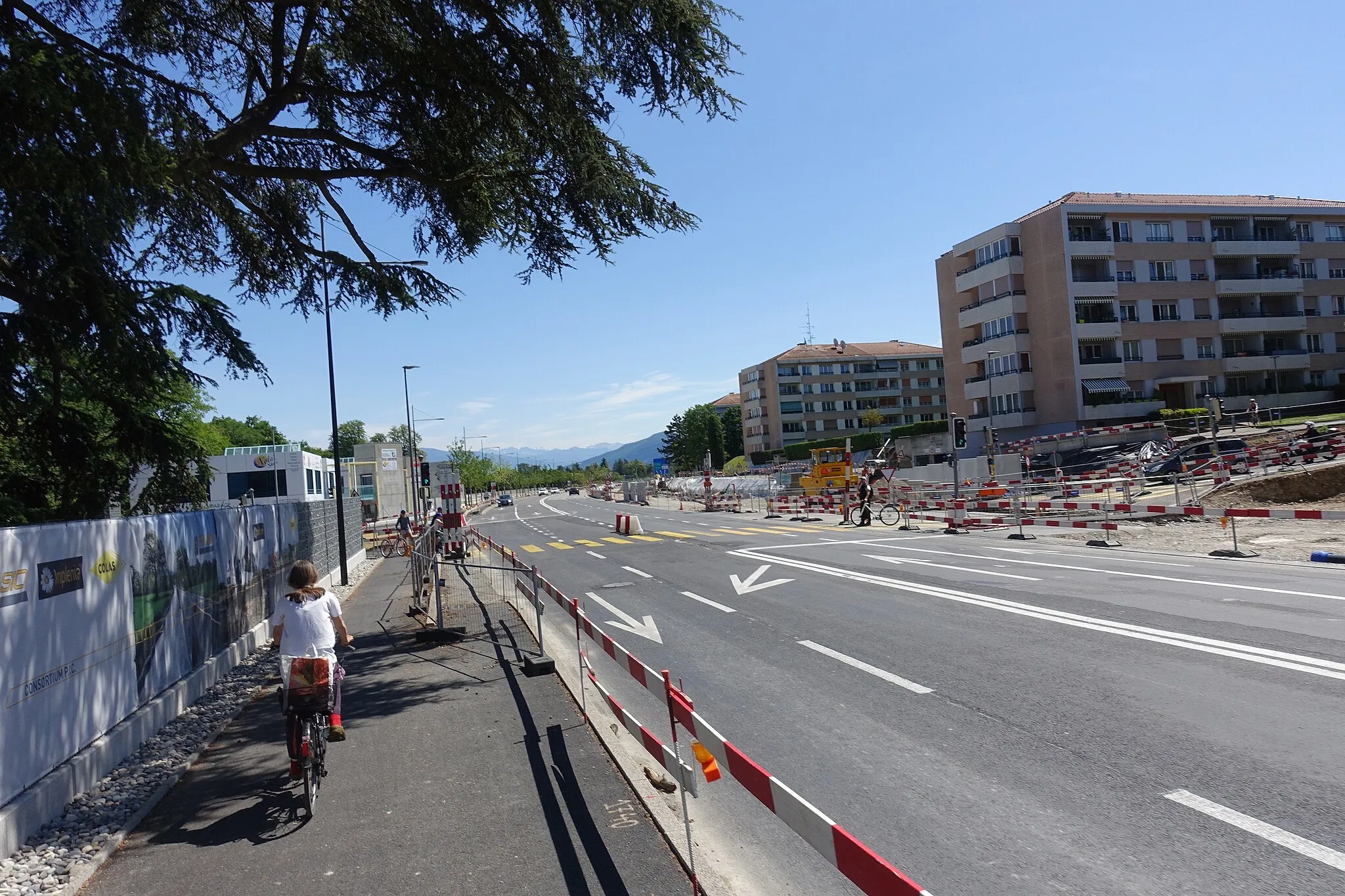 Photo showing: Travaux de prolongement du tram 14 à Bernex, continuation du chantier TCOB. Élargissement de la route de Chancy. Intersection avec la route de Pré-Marais.