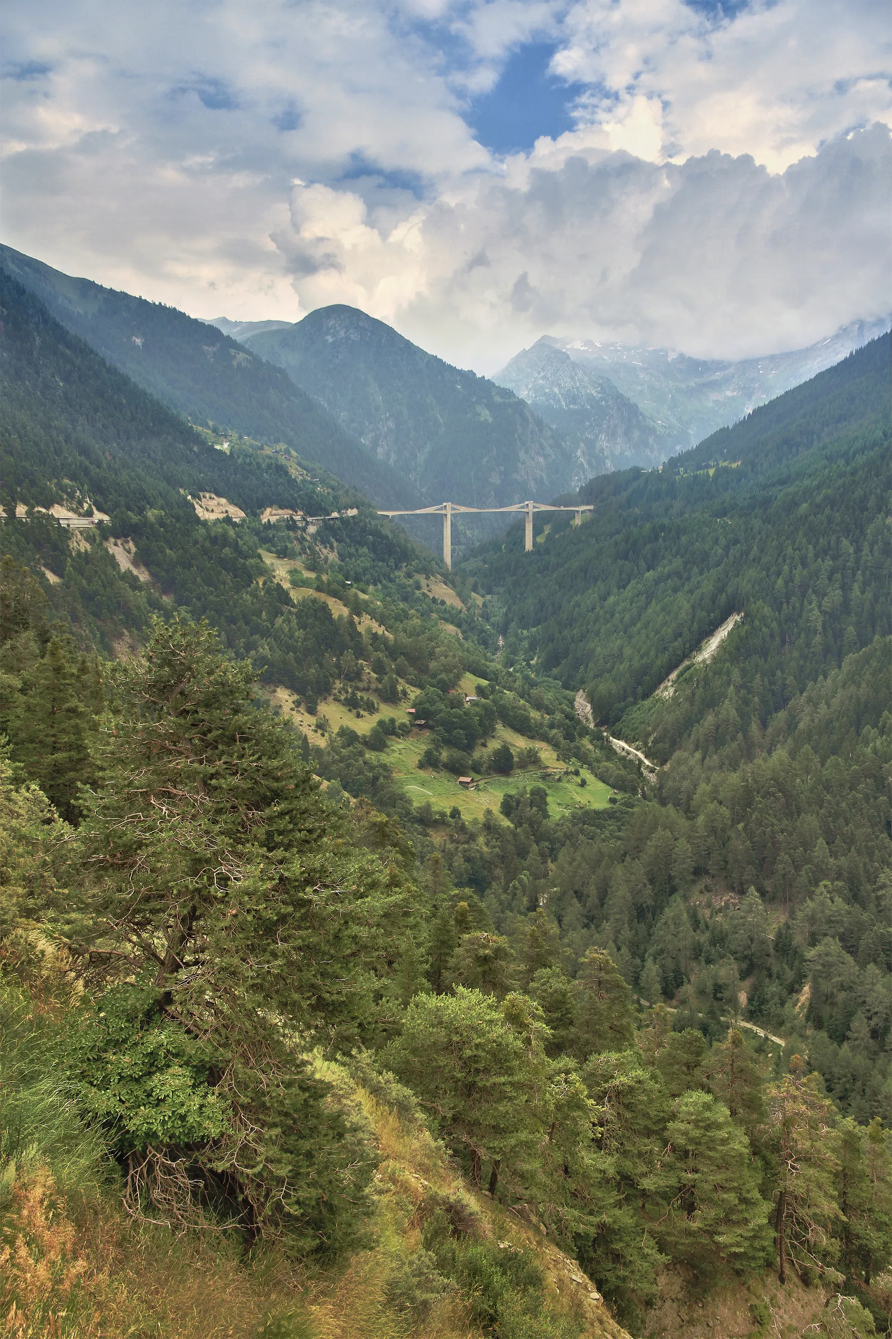 Photo showing: A view to Gantertal, Valais, Switzerland in 2010 July. Ganter Bridge crosses the valley in the center of the picture.
