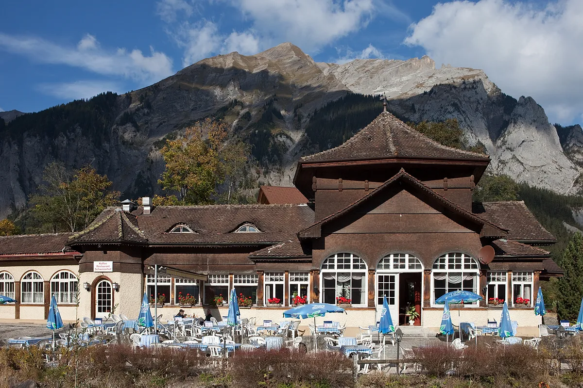 Photo showing: Café Schweizerhof mitten in Kandersteg, gegenüber der Kirche