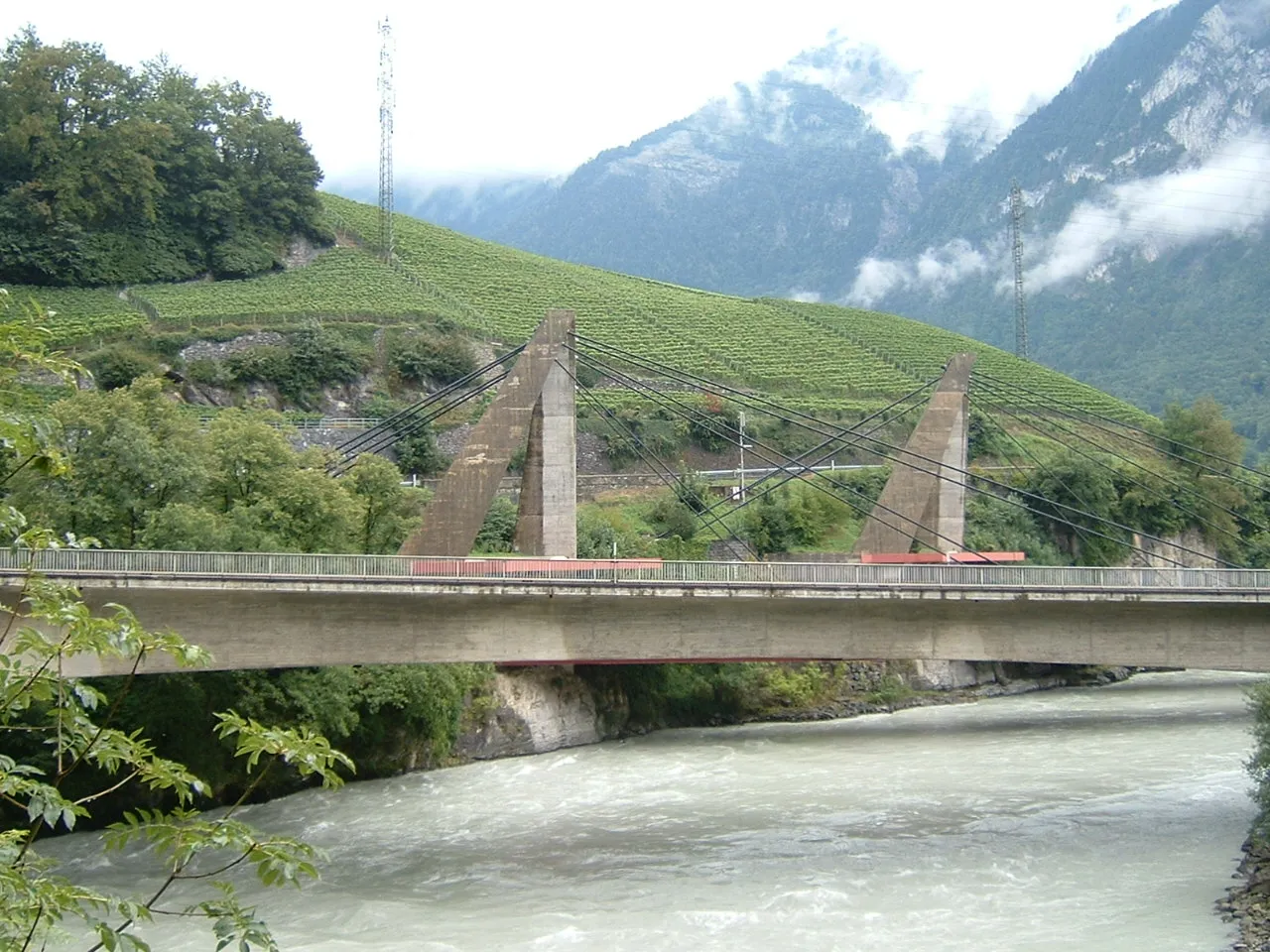 Photo showing: The modern bridge across the river at Saint-Maurice