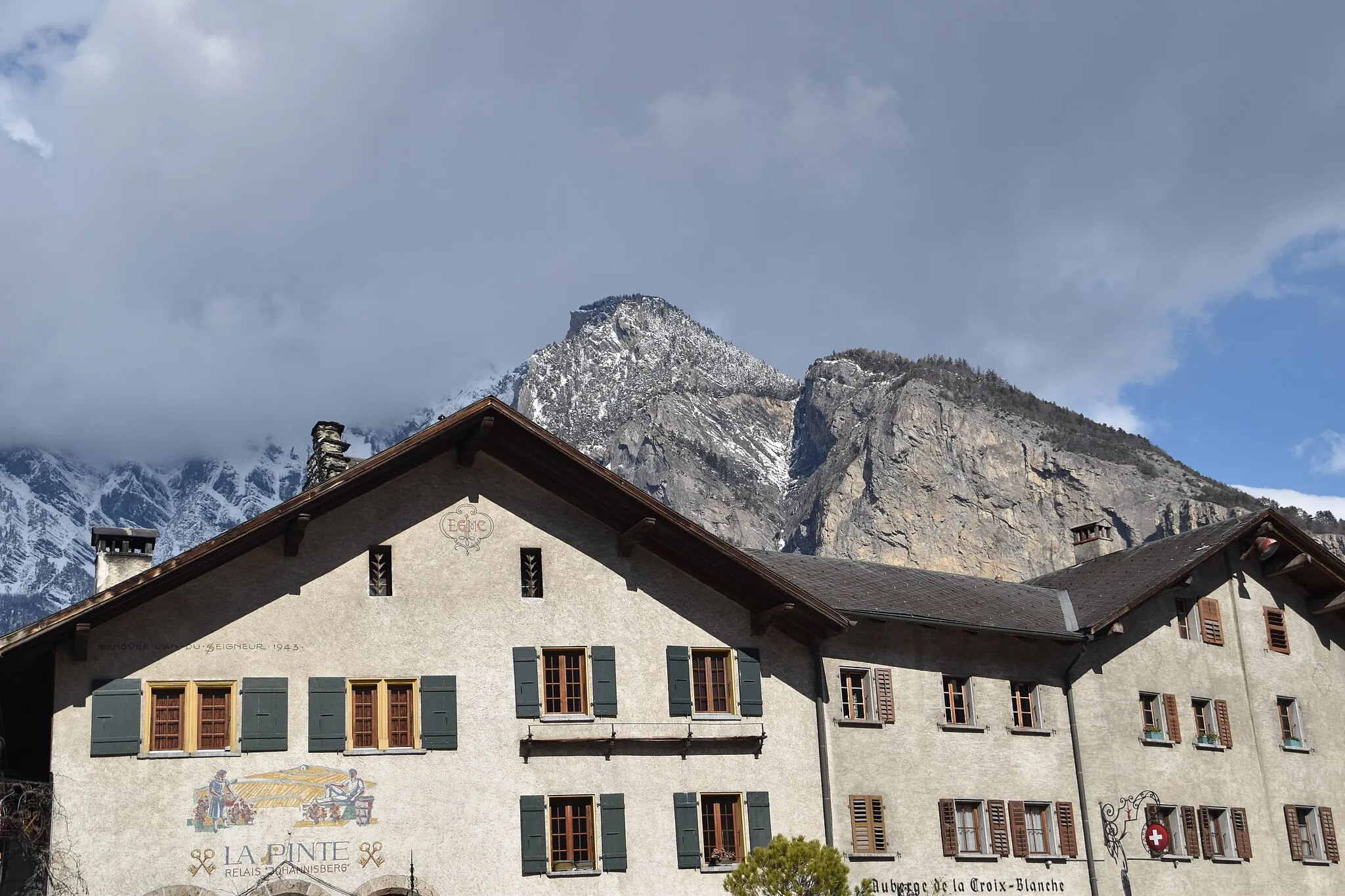 Photo showing: Maisons à Saint-Pierre-de-Clages en Valais et montagnes en arrière-plan