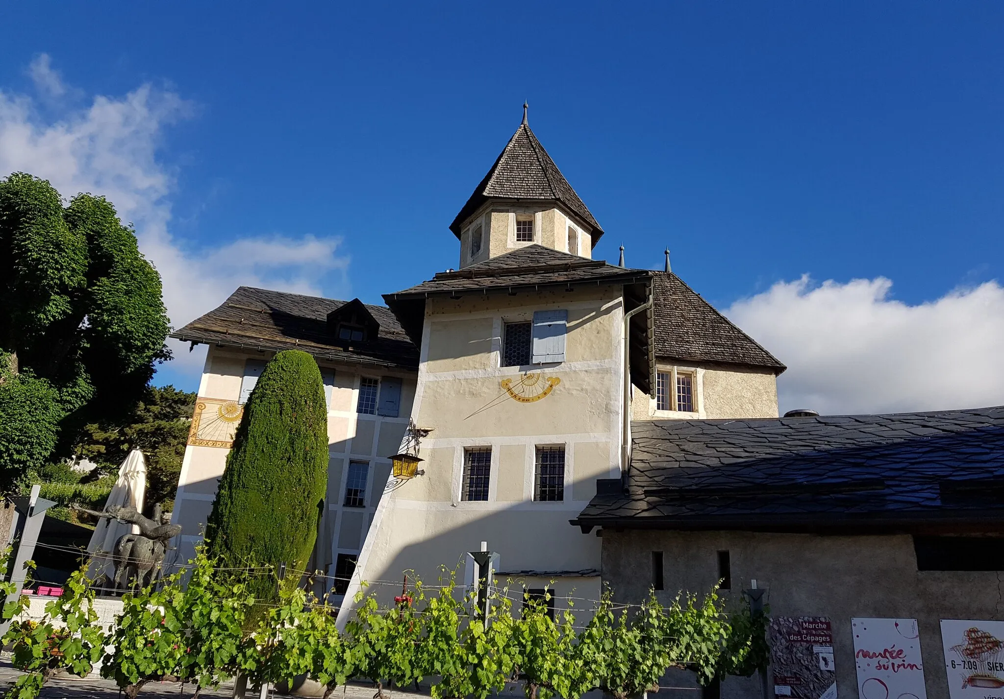 Photo showing: Les cahiers de l'histoire locale publiaient en 1992 aux éditions Monographic à Sierre une brochure intitulée : "Villa ou les trois arts de vivre".
Dans son introduction, Serge Sierro, président de la Fondation du Château de Villa, commente : "Visiteurs qui entrez dans ces vieux murs imposants, ouvrez les yeux et laissez-vous pénétrer par l'atmosphère des corridors, des voûtes, des escaliers. Imaginez, si vous le désirez, les fêtes qui purent se dérouler dans les salles. Sentez-vous partenaires de celles et de ceux qui, autrefois résidaient ici."
Quels sont ces trois arts de vivre dont parle la brochure ?
. le riche passé culturel du château
. l'espace d'exposition offert aux artistes (aujourd'hui malheureusement plus exploité)
. le centre de dégustation des vins et fromages valaisans (une sélection exigeante préside à leur choix)
La brochure comprend trois volets :
une première partie due à l'historien Gaëtan Cassina présente "Une résidence seigneuriale à travers les siècles"
la seconde partie due à l'historien Antoine Lugon décrit "la Fondation du Château de Villa : origines, buts et action

une dernière partie due au poète et amateur d'art Henri Maître parle de "l'art au Château de Villa"