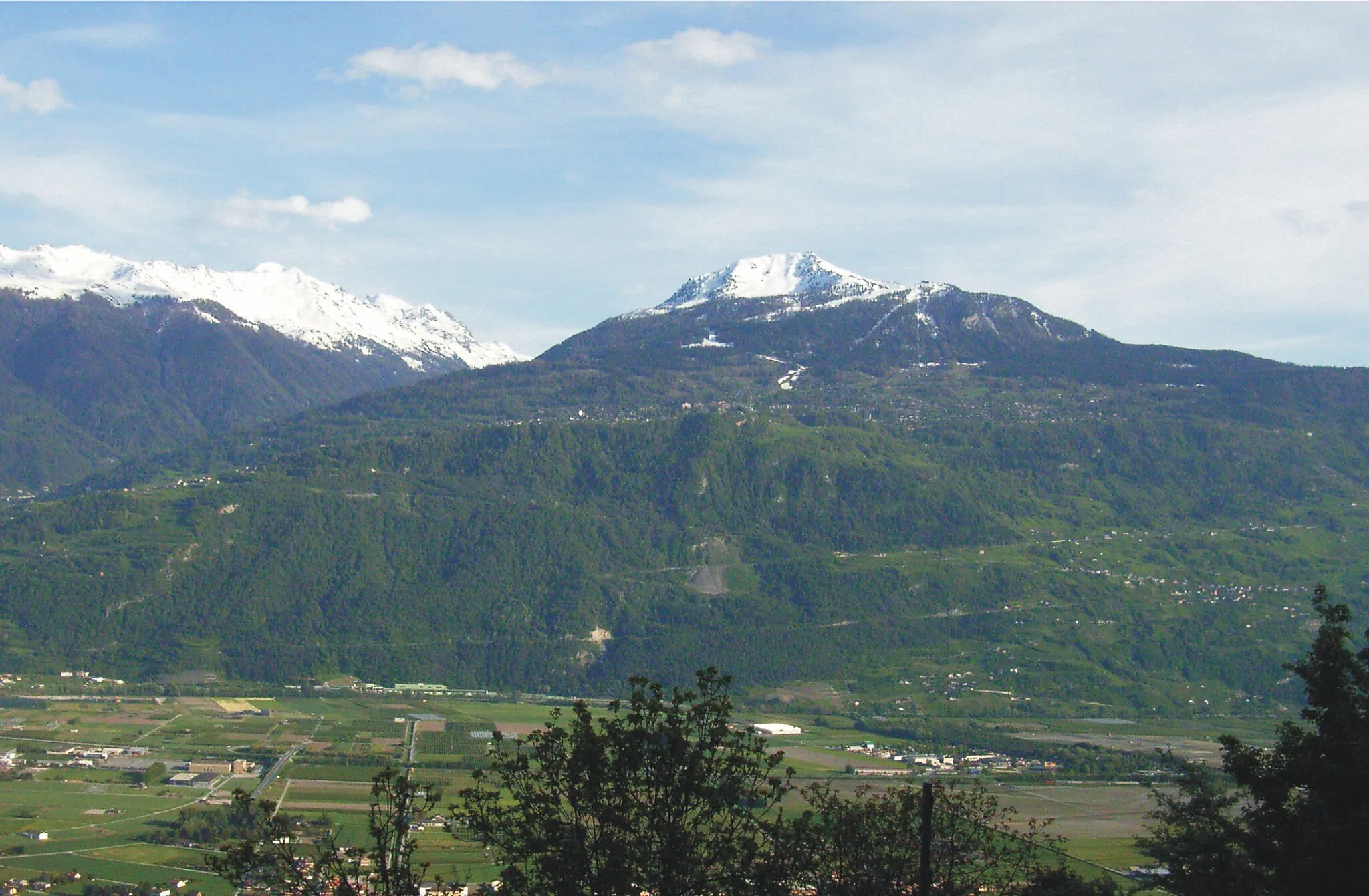 Photo showing: Der Berg Dent de Nendaz (Bildmitte) mit der Gemeinde Nendaz (Kanton Wallis, Schweiz)