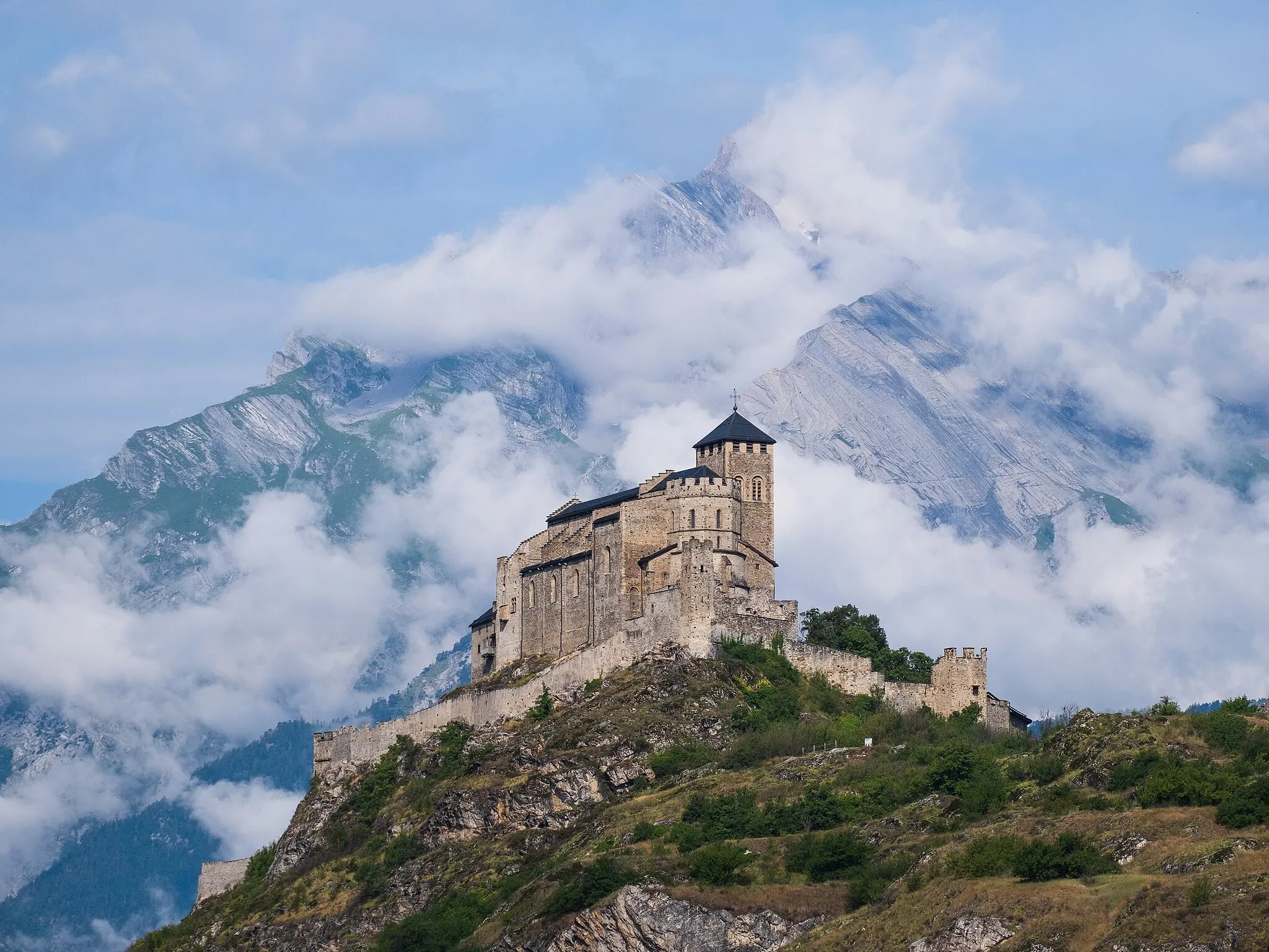 Photo showing: Le château de Valère et le Haut de Cry en juillet 2022.