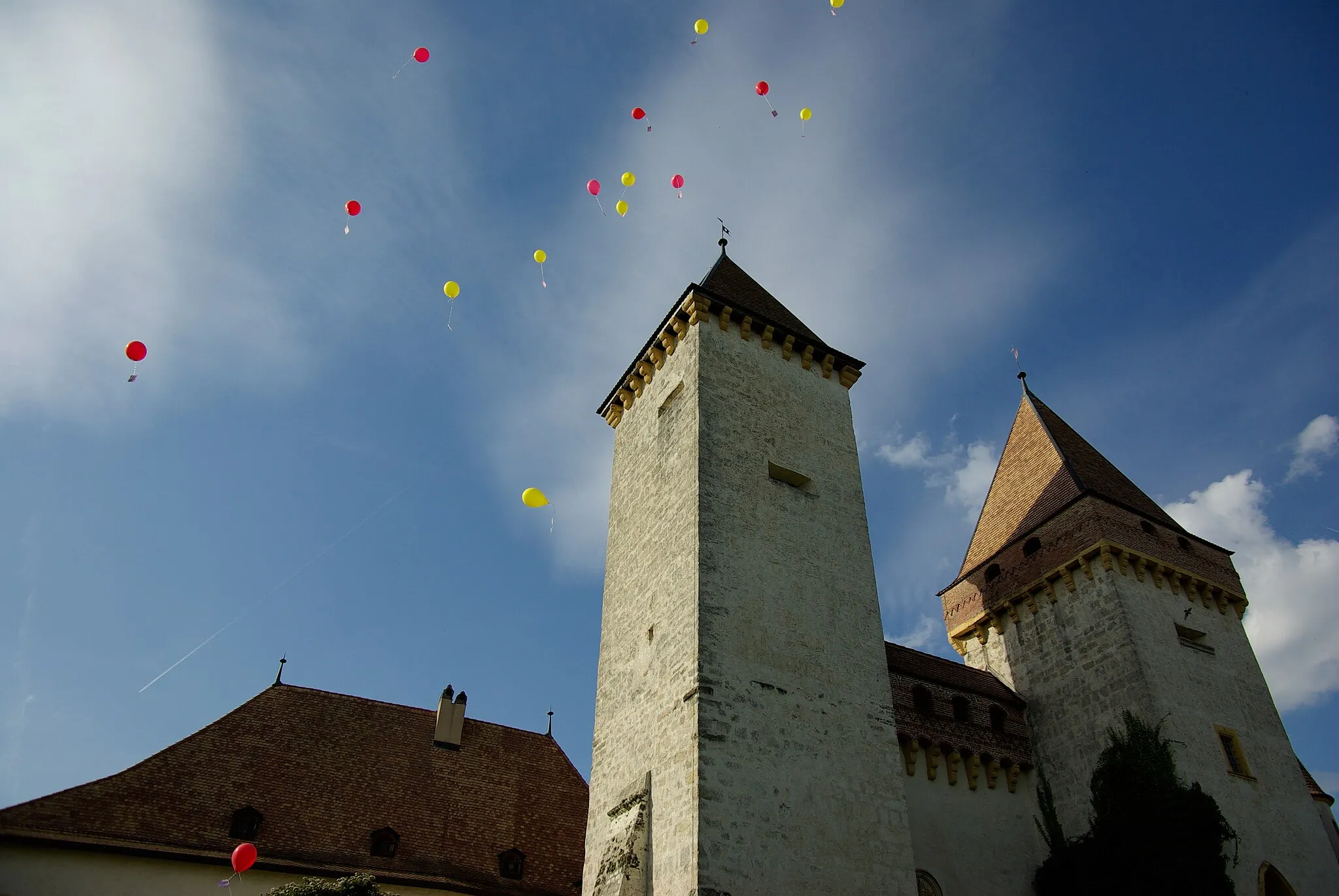 Photo showing: Chateau de La Sarraz, lâché de ballons lors de la fête des enfants.