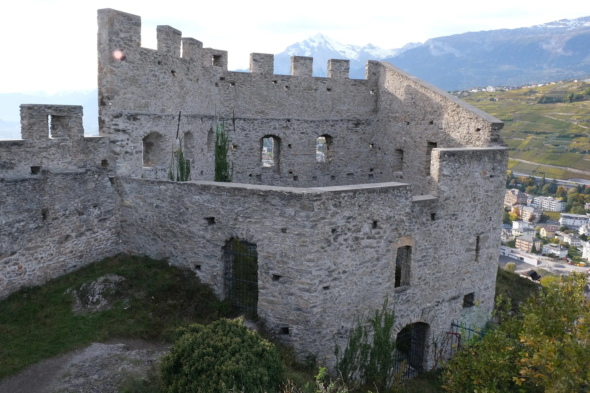 Photo showing: Le bâtiment des gardes dans le château de Tourbillon.