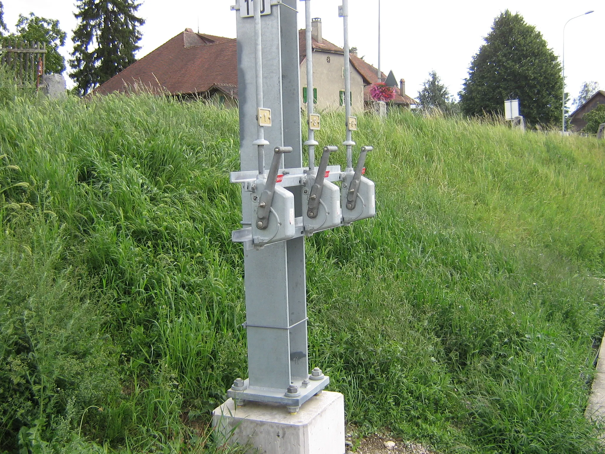 Photo showing: Sectionneurs de ligne en gare de Romanel-sur-Lausanne, à l'extrémité de la voie 1 direction Lausanne