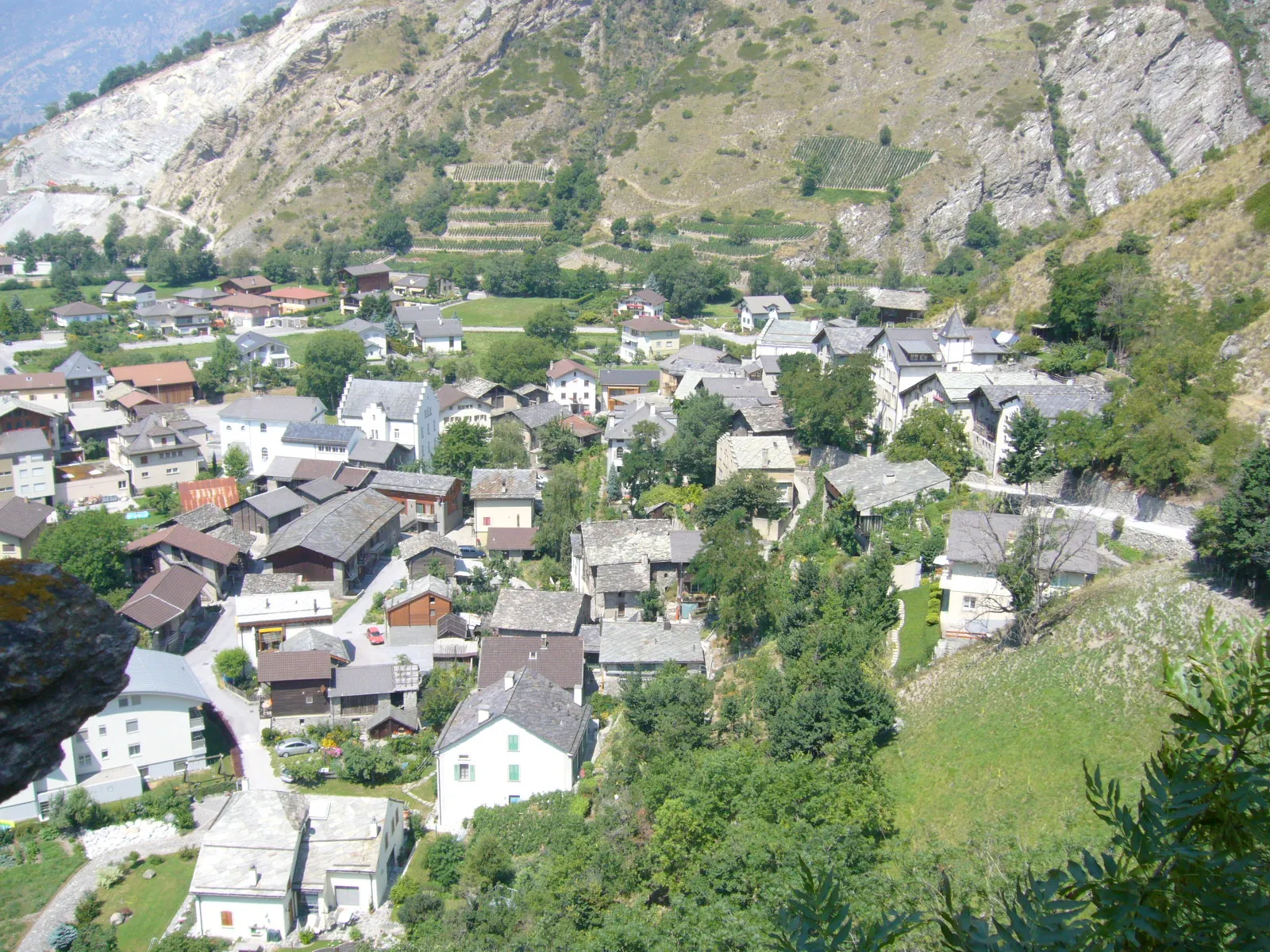 Photo showing: Village of Raron, Canton Vallais, Switzerland. Picture taken by Peter Berger on July 16, 2006.