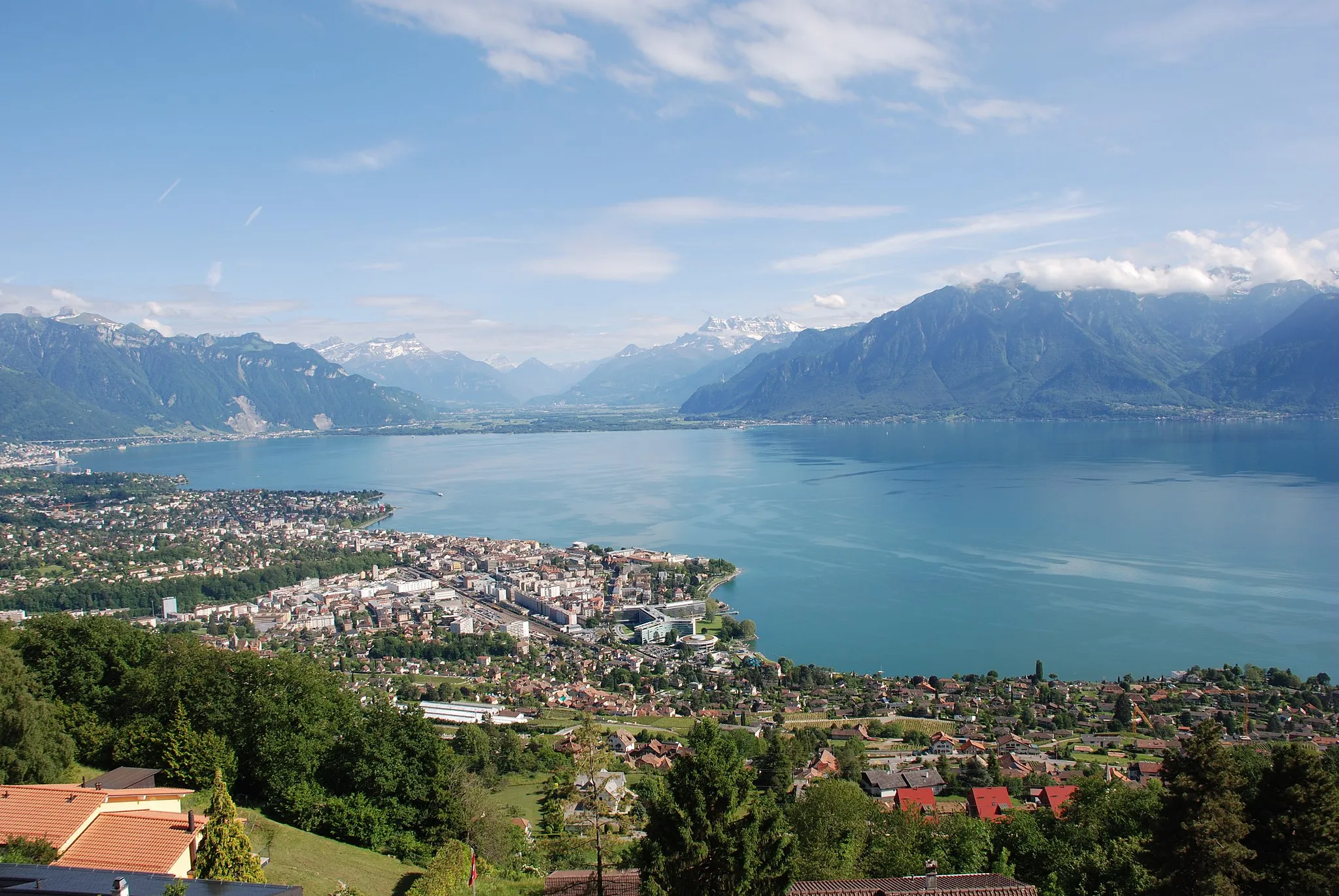 Photo showing: Vue panoramique depuis les terrasses de l'hôtel sur la région de Montreux Vevey et la région lémanique.