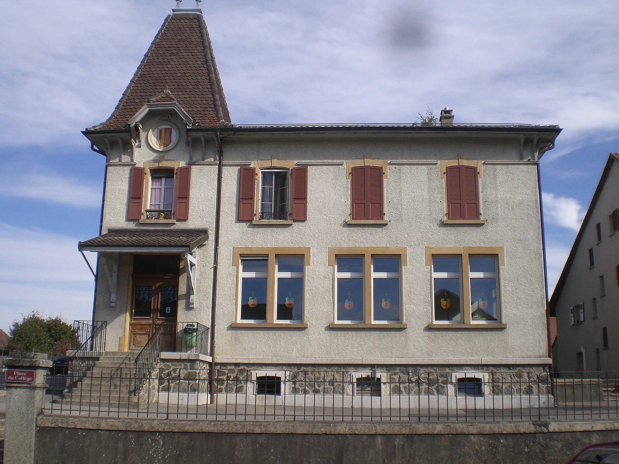 Photo showing: School building of Penthéréaz, canton of Vaud, Switzerland