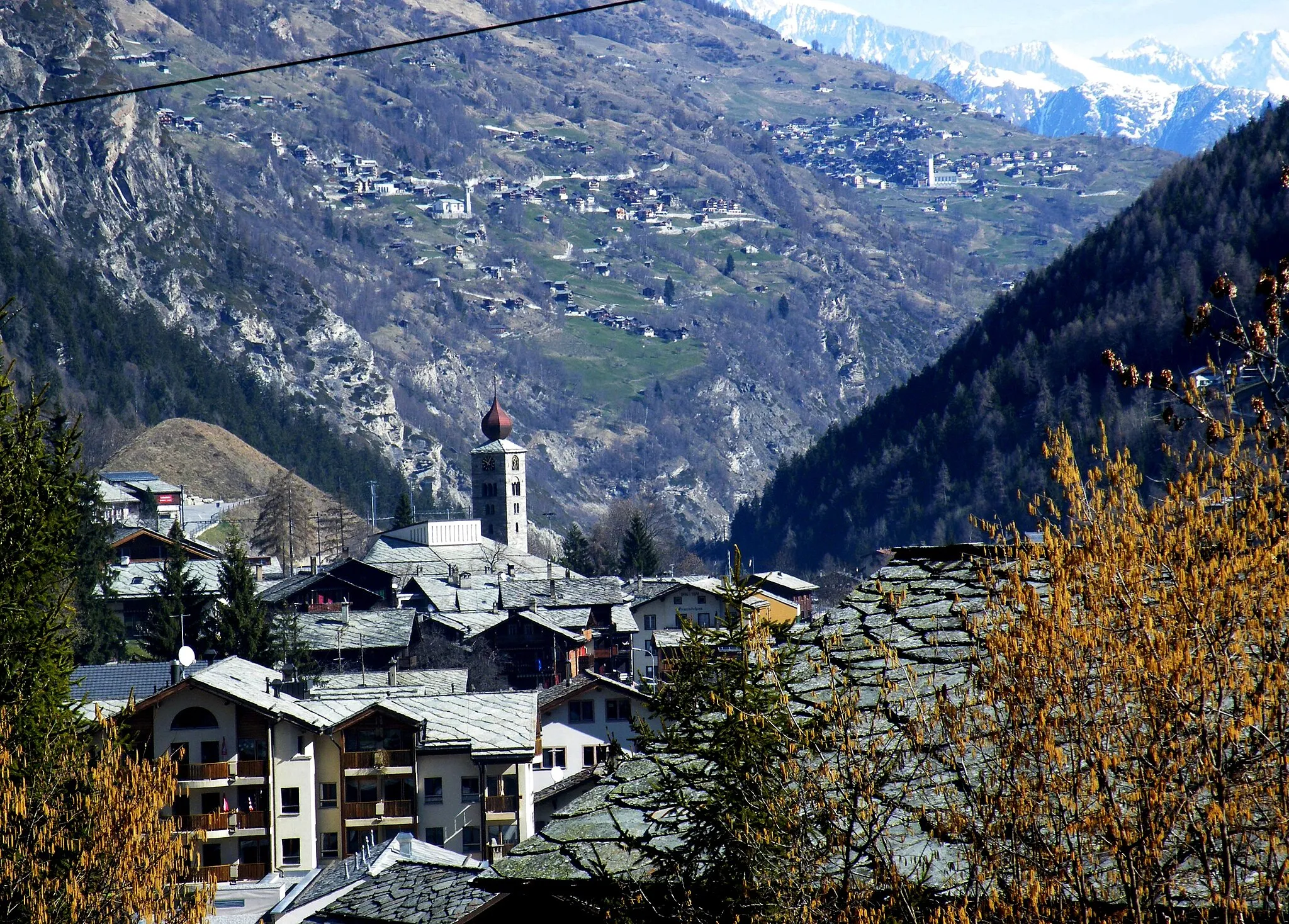 Photo showing: View of St. Niklaus, Valais, Switzerland, showing roof coverings of quartzite slabs