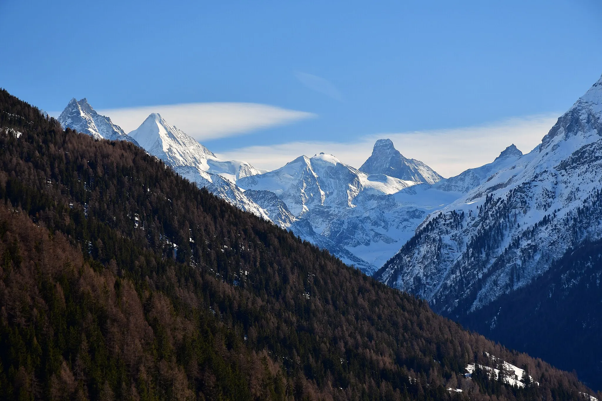 Photo showing: Besso, Ober Gabelhorn, Mont Durand, Matterhorn and Pointe de Zinal from Saint-Luc (canton of Valais, Switzerland).