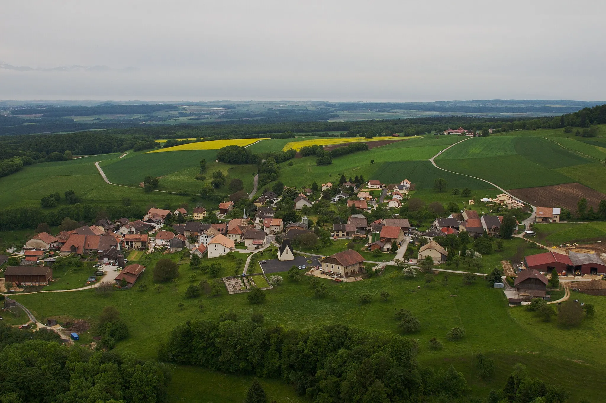 Photo showing: The village of Juriens, with some colza fields on the back. (vaud, switzerland)