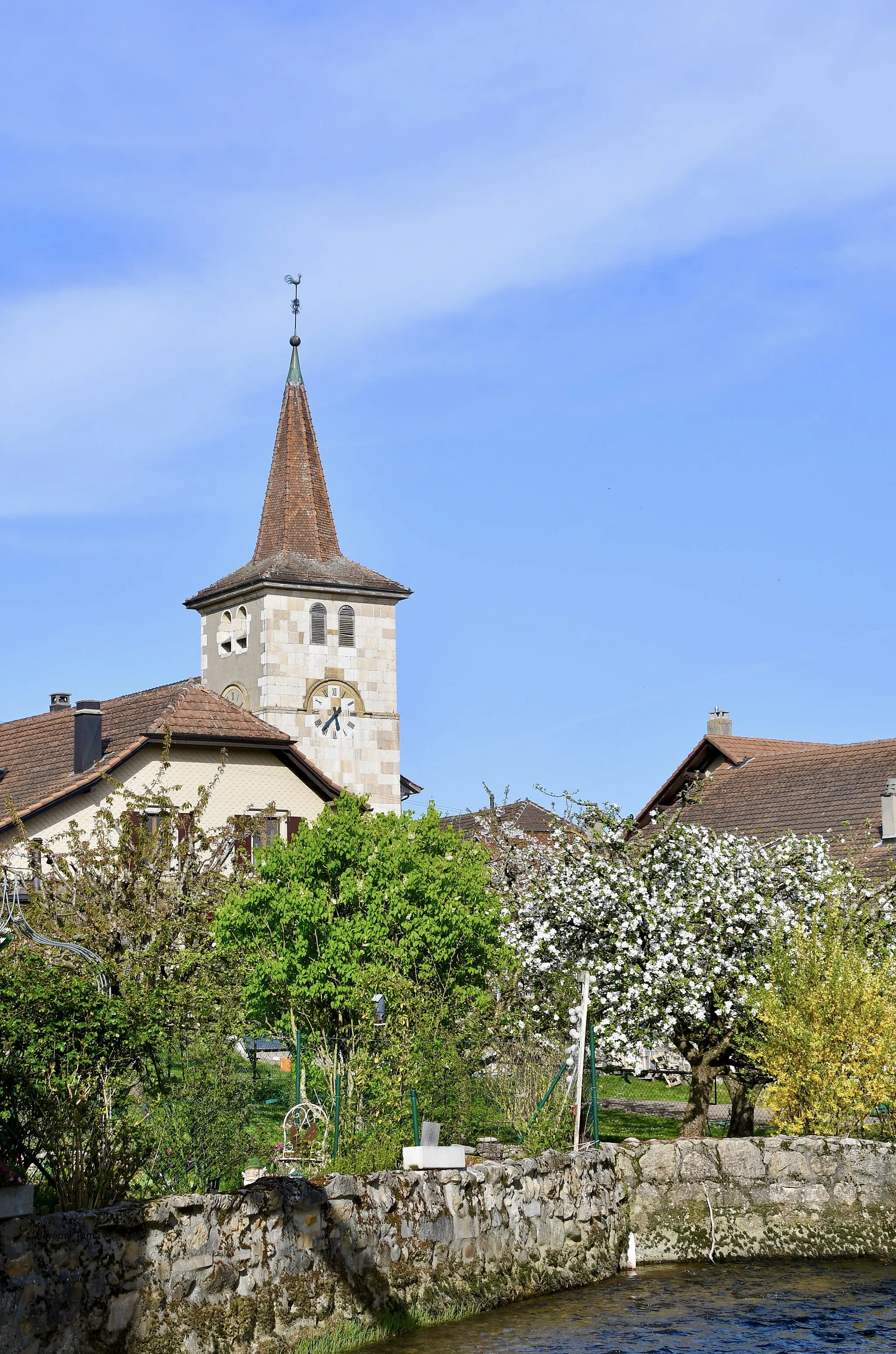 Photo showing: Le temple protestant de Cuarnens avec la Venoge.