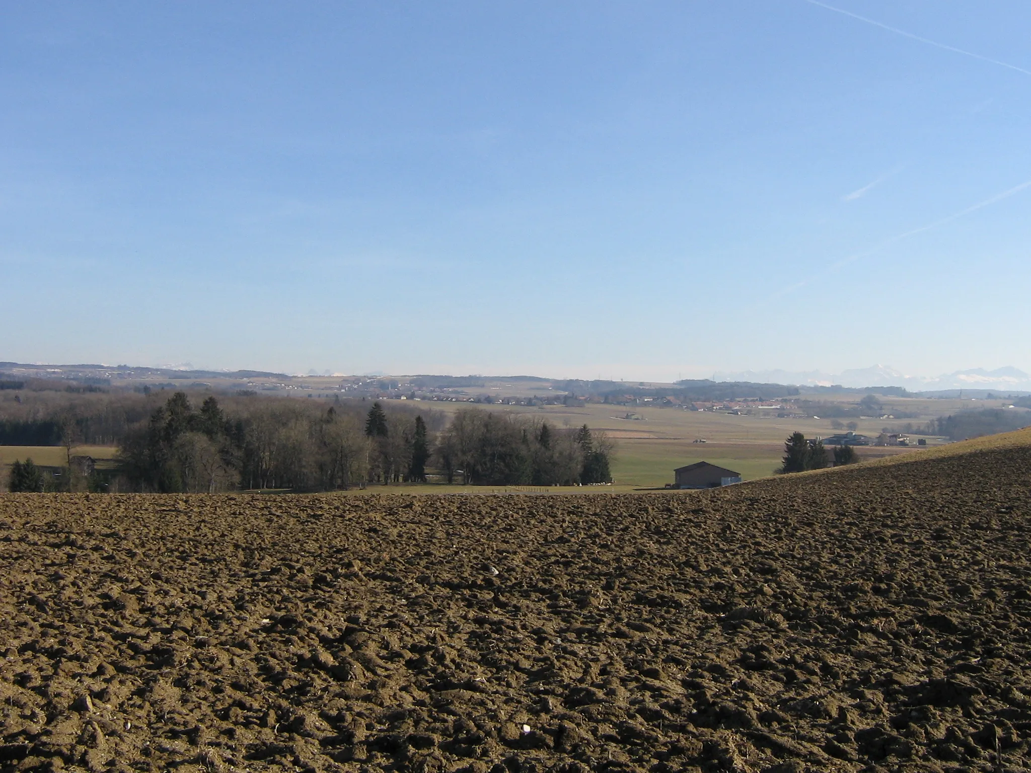 Photo showing: View of the village Poliez-le-Grand, part of the commune Montilliez, from the lieu-dit Tremblex, near Villars-le-Terroir.