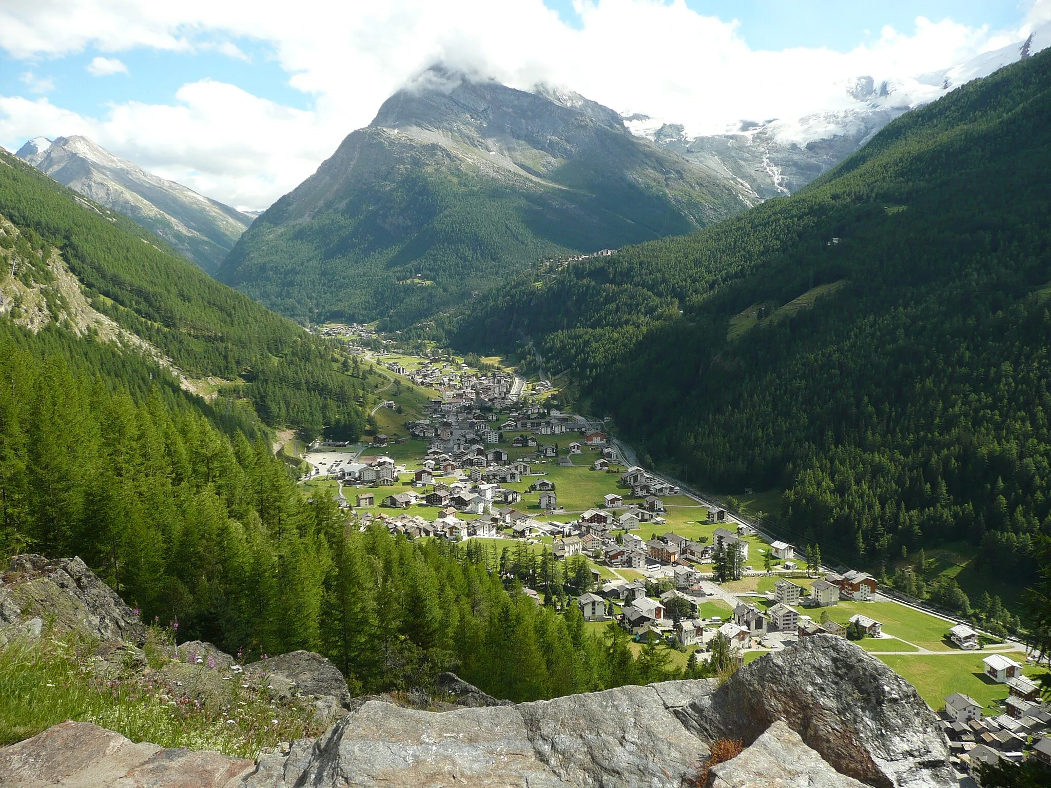 Photo showing: Saas-Grund mit Plattjen.