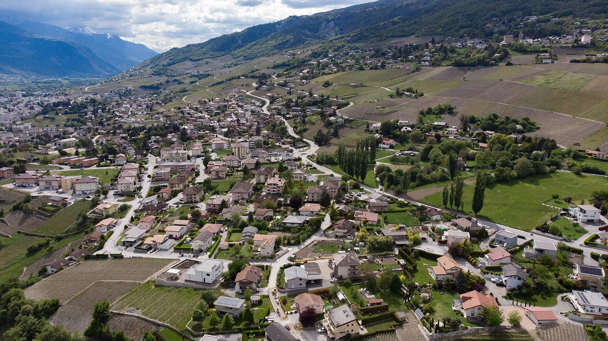 Photo showing: Vue aérienne du village de Veyras. Prise le 7 mai 2022 dans l'après-midi.