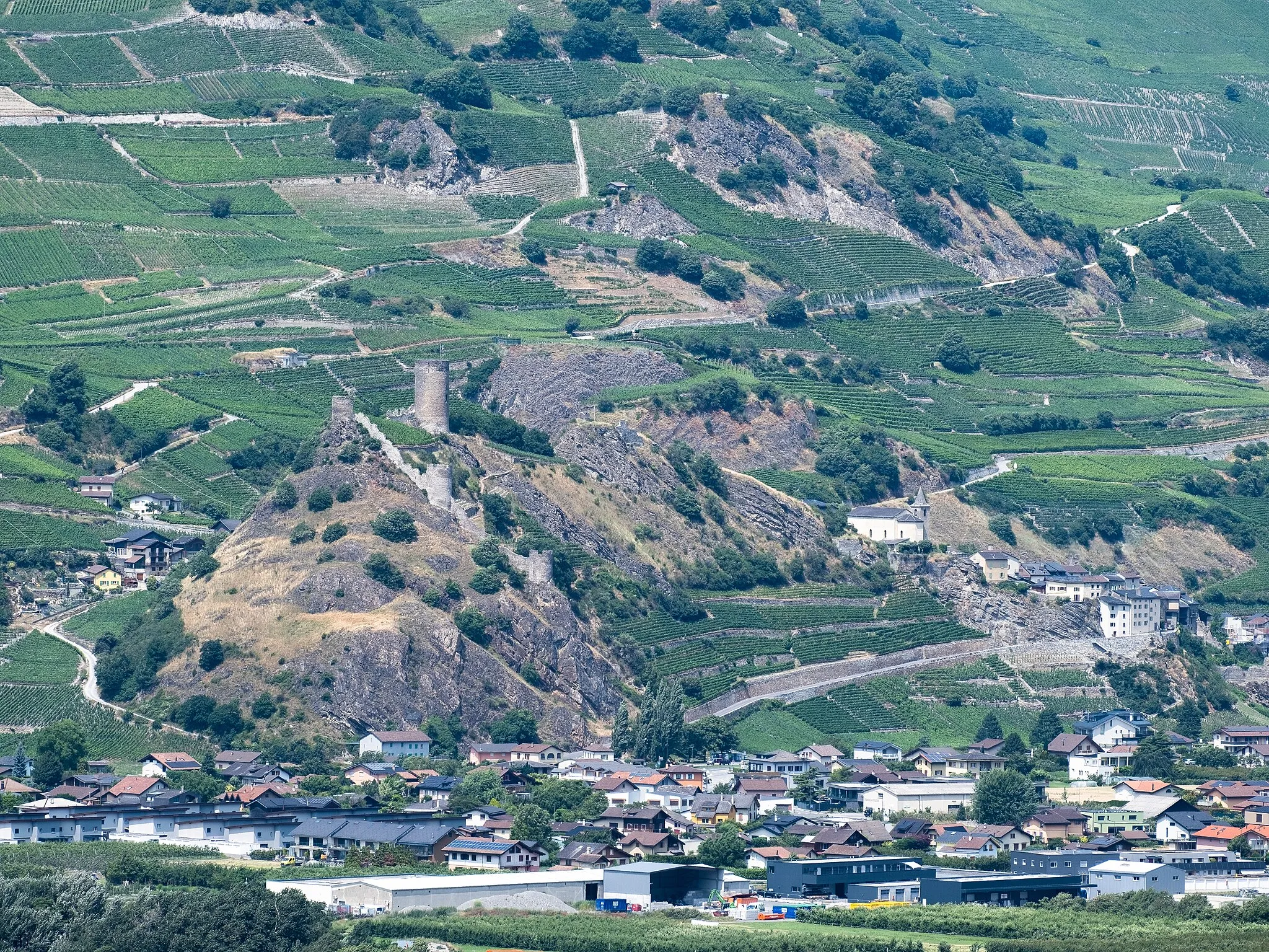 Photo showing: Le château de Saillon vu depuis la tour du château de Saxon en juin 2023.