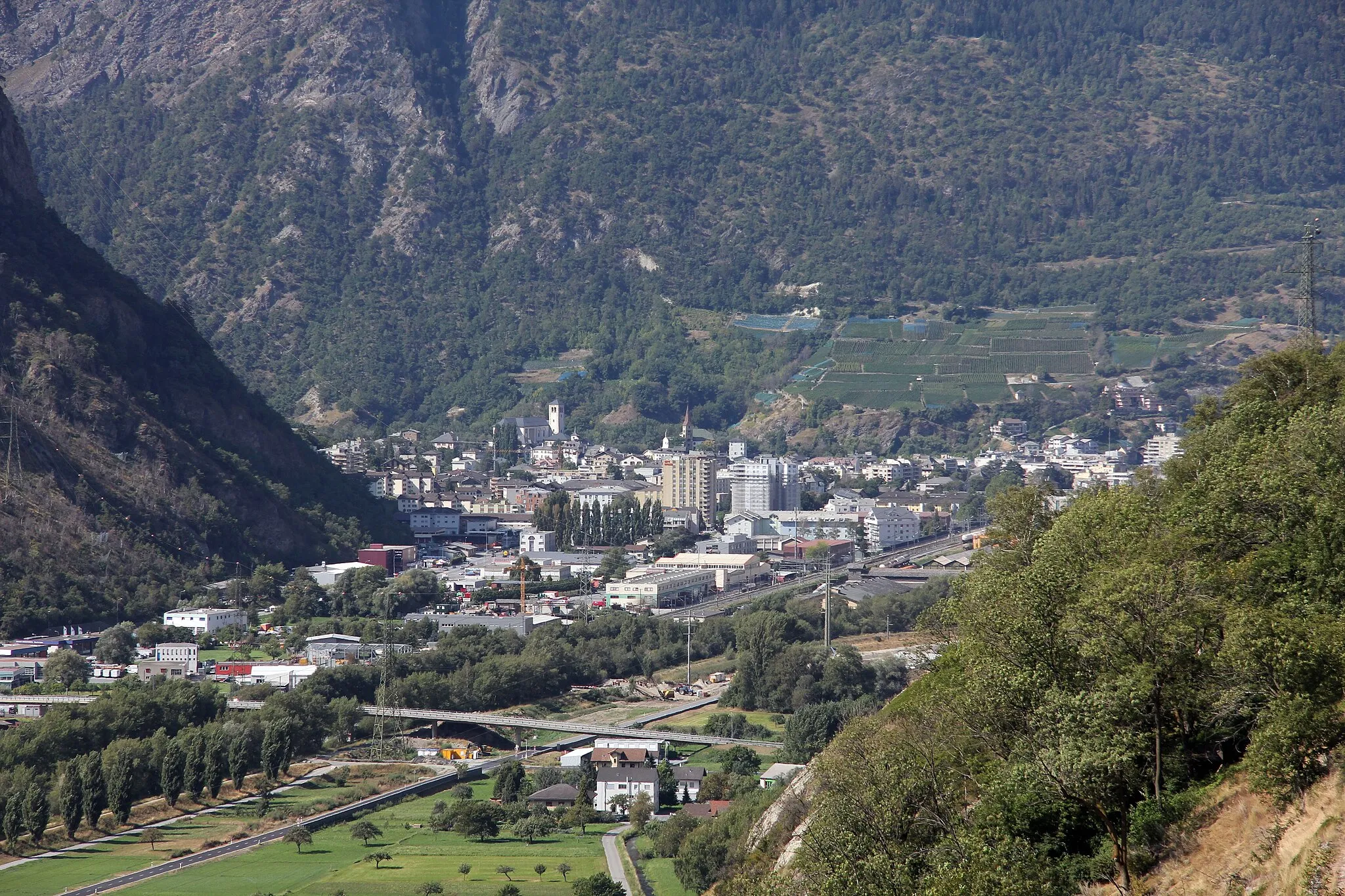 Photo showing: View of the city of Visp from the pedestrian road along the Lötschberg railway line.