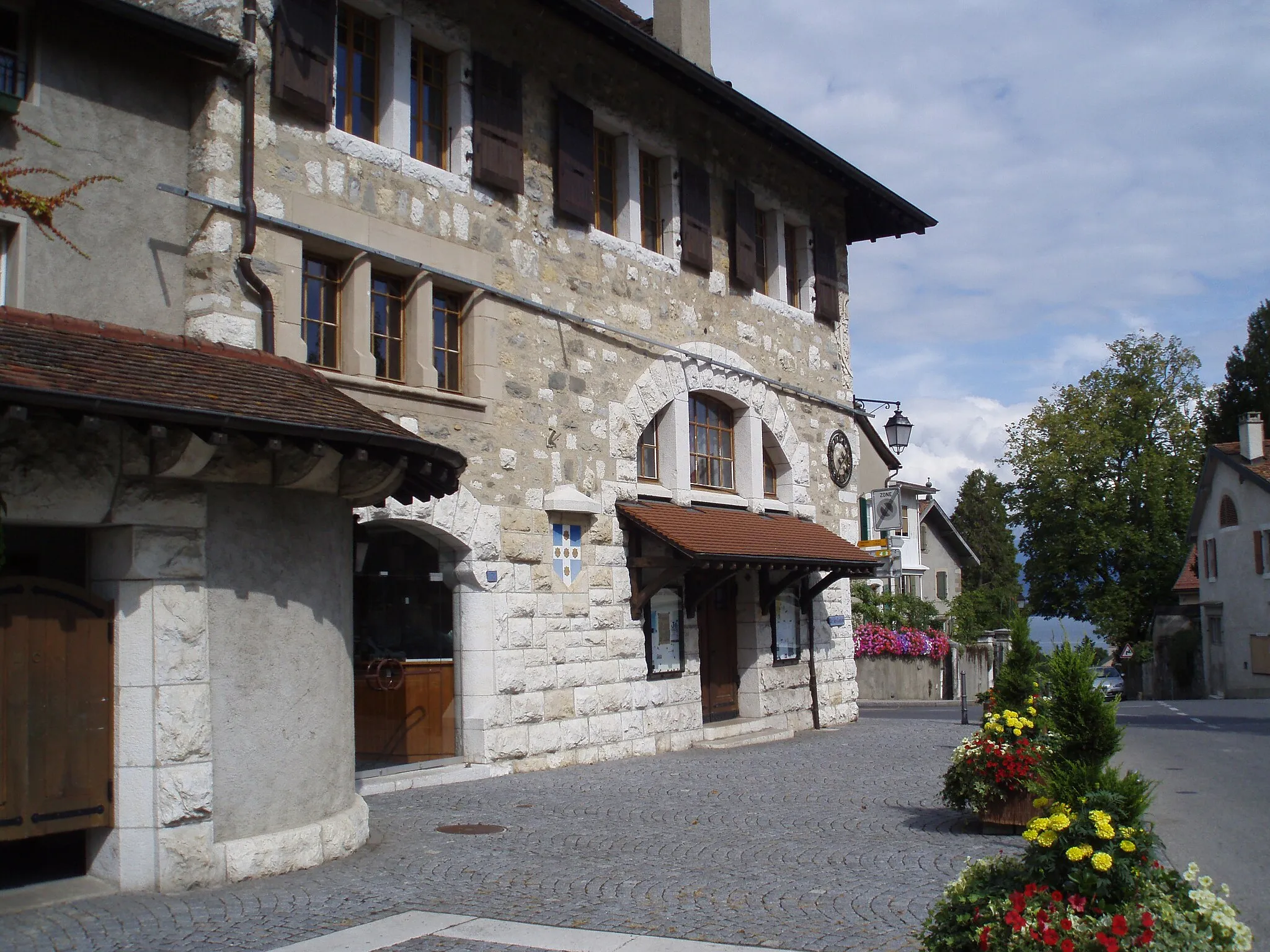 Photo showing: A photo taken in the town of Céligny in the Canton of Geneva, Switzerland.