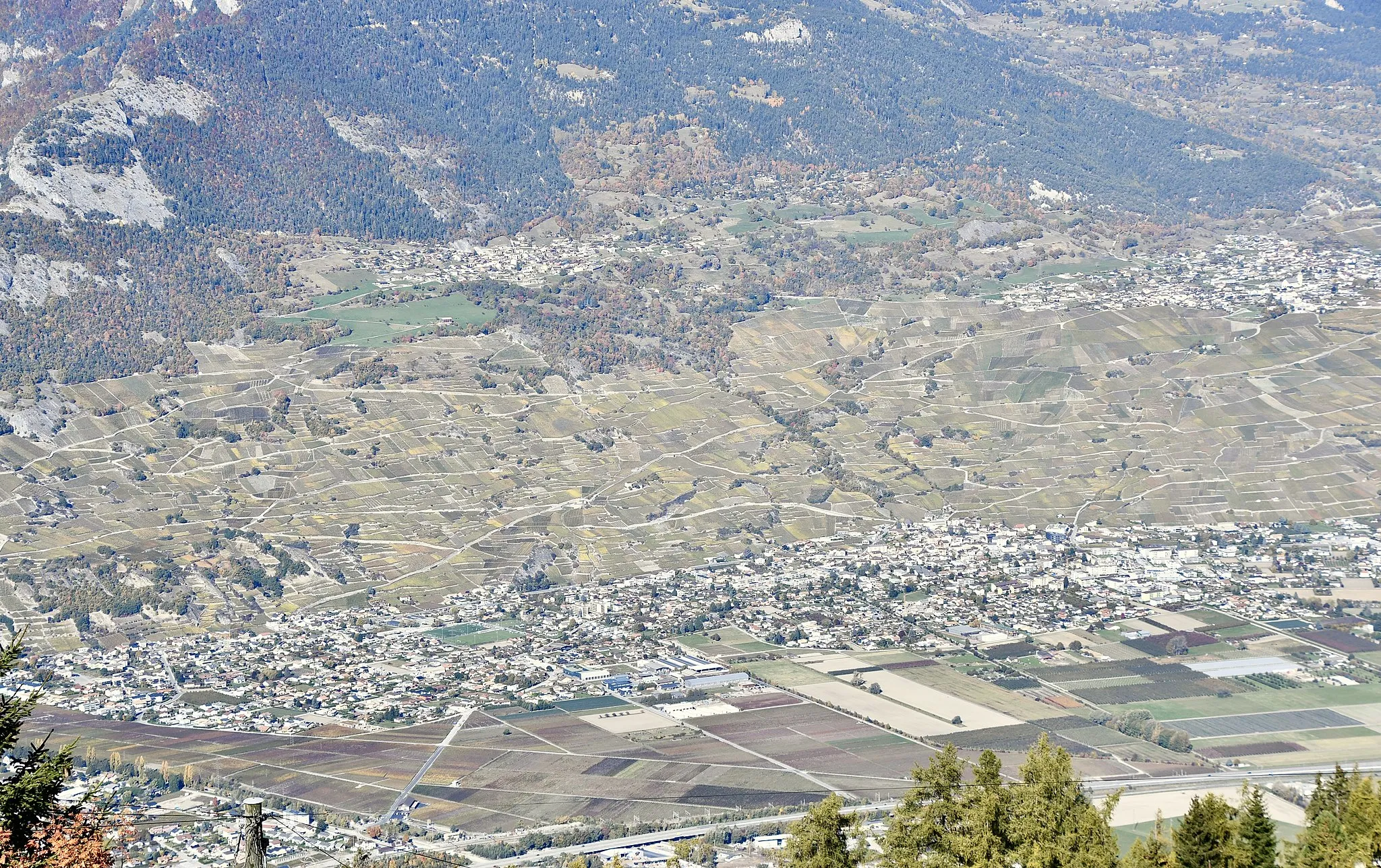 Photo showing: Vue sur la commune de Vétroz (VS), en Suisse.