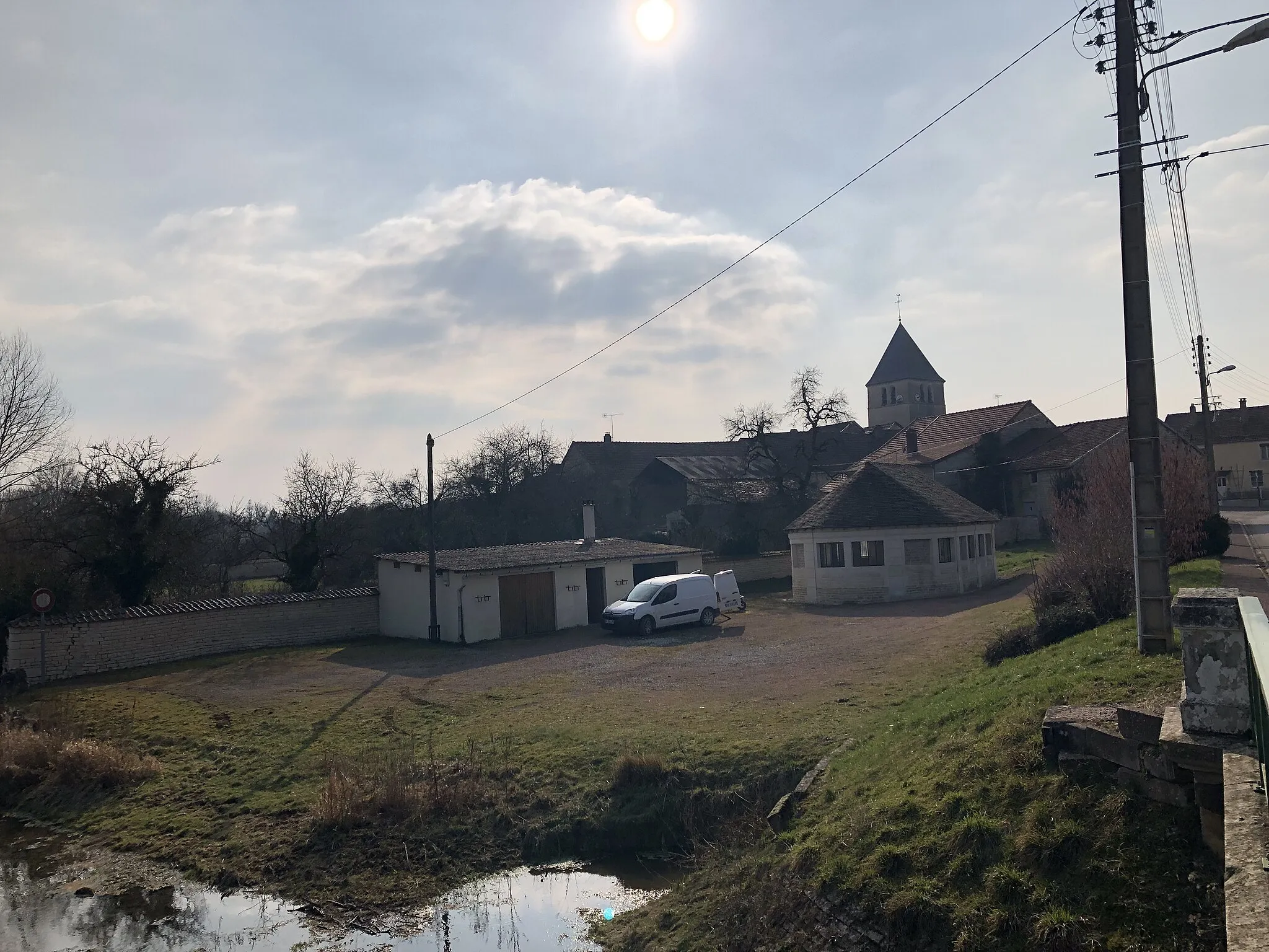 Photo showing: The wash-house and the church of Pont-la-Ville, from the bridge upon the Aujon river. March 2023