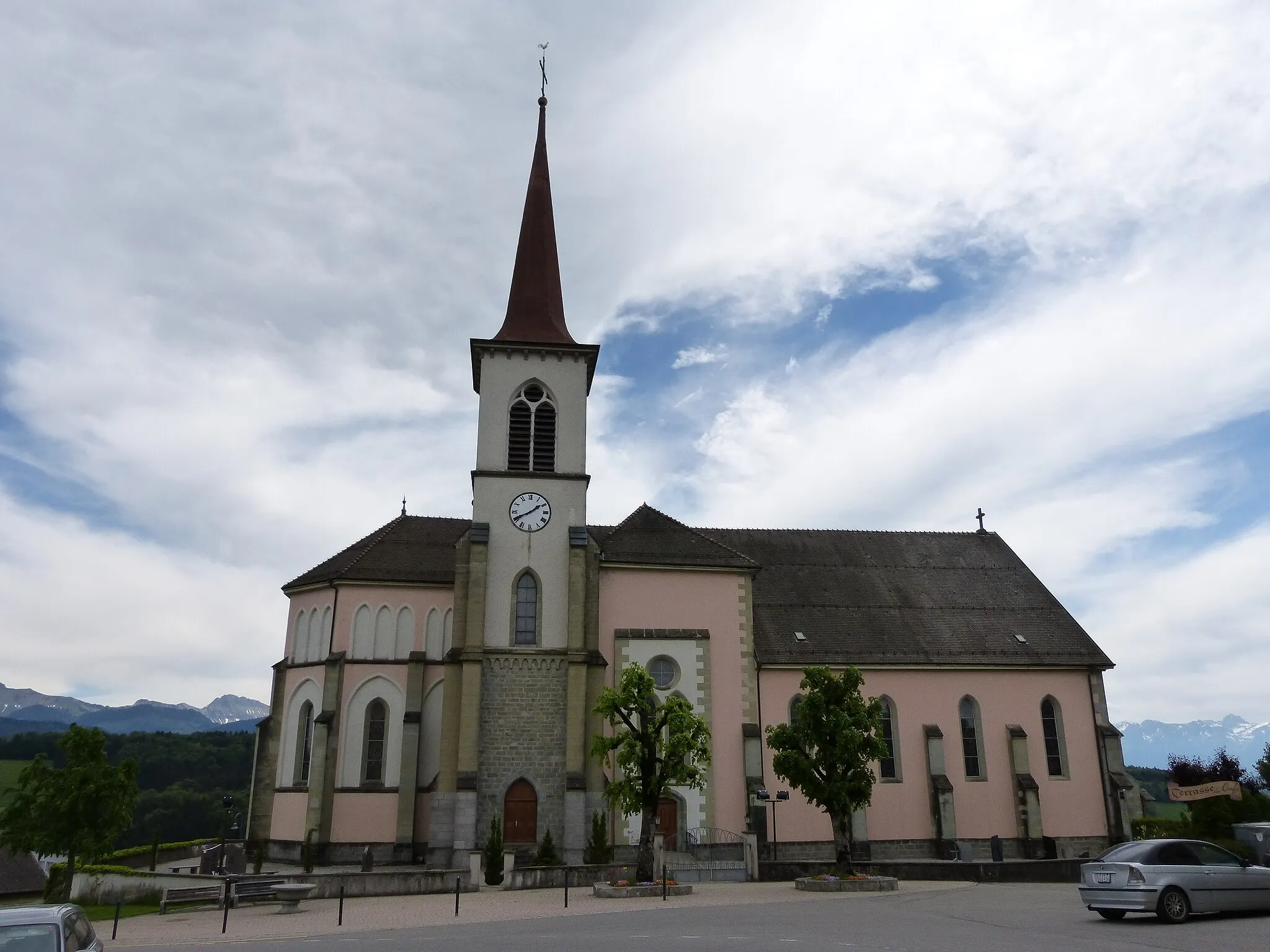 Photo showing: View of the catholic church at Saint-Martin.