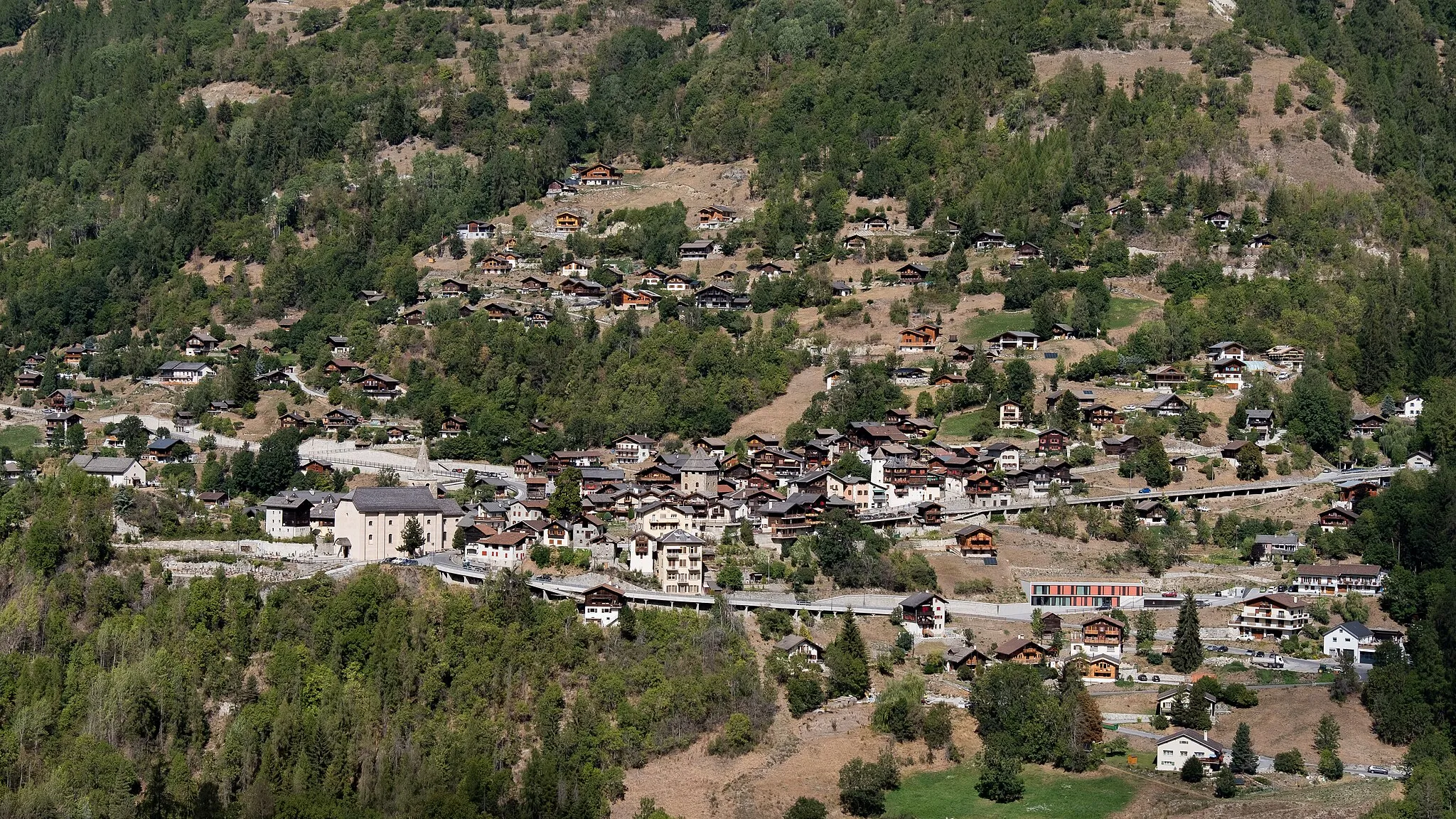 Photo showing: Le village de Vissoie vu depuis Mayoux en septembre 2022.