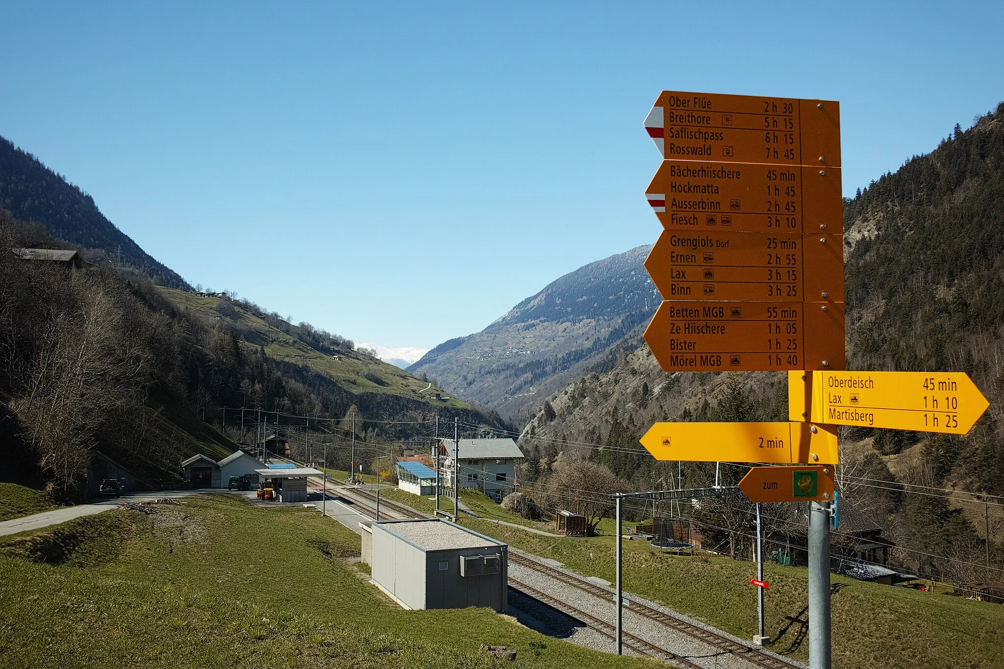 Photo showing: Hiking signs at Grengiols railway station, canton of Valais, Switzerland.