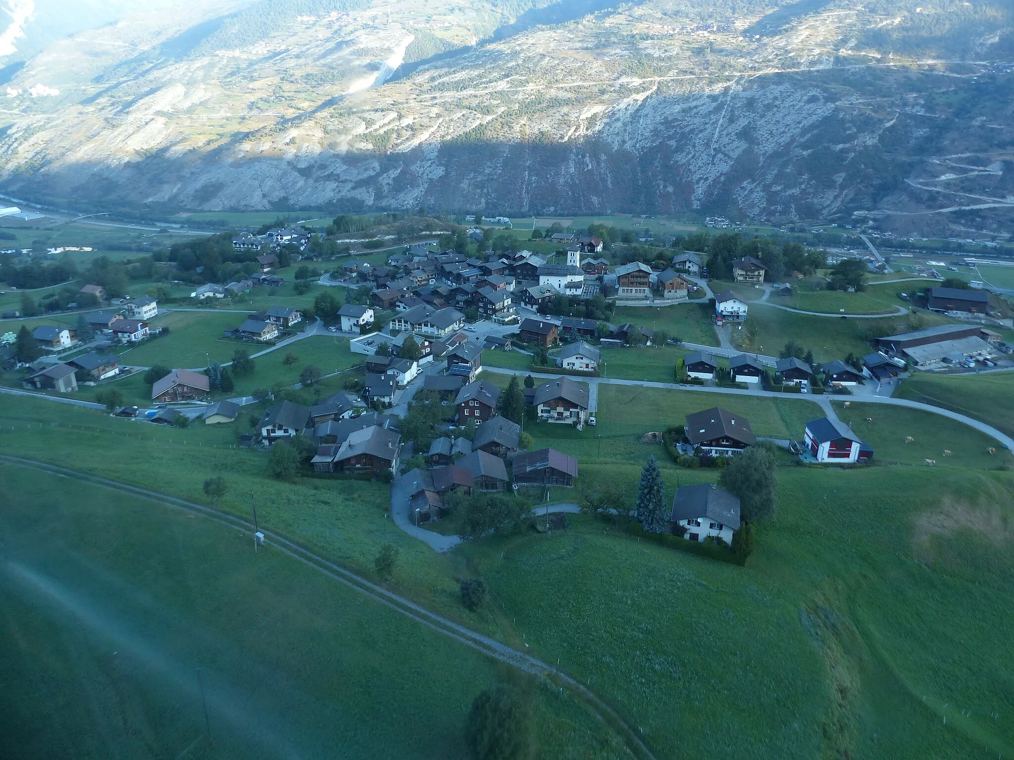 Photo showing: Unterems (Blick aus der Luftseilbahn nach Oberems)