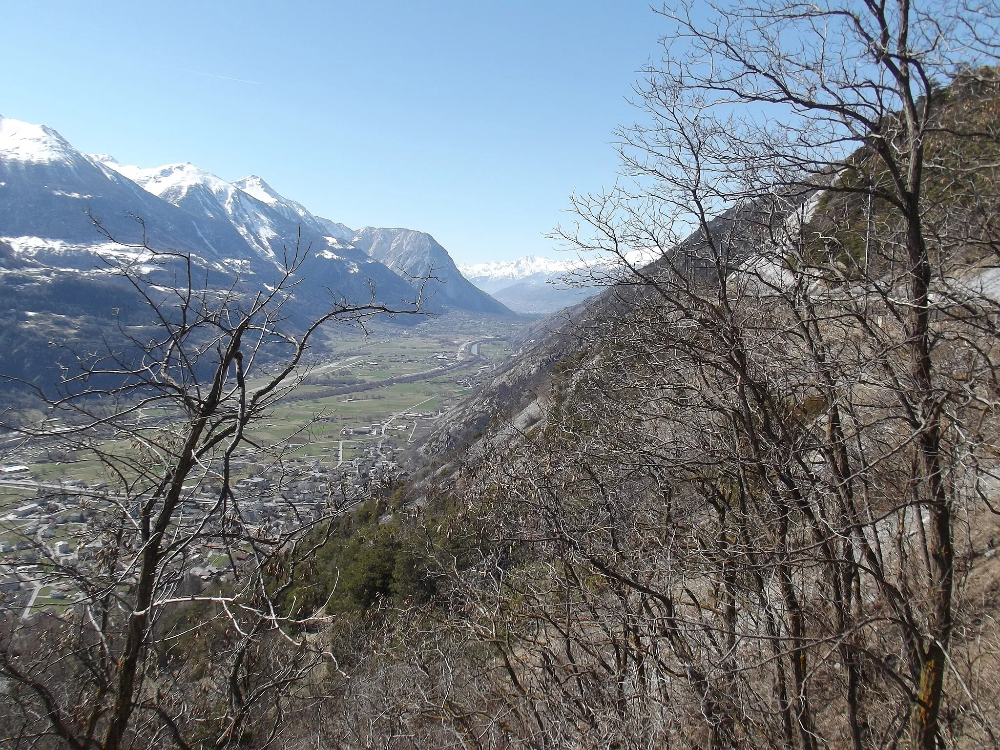 Photo showing: View of the Rhone Valley from Hohtenn railway station