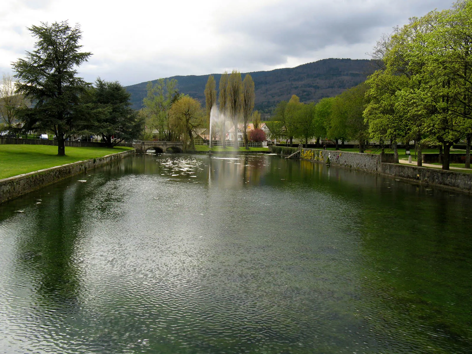 Photo showing: The Pond with the Fountain, L'Isle Manor, L'Isle (Switzerland)