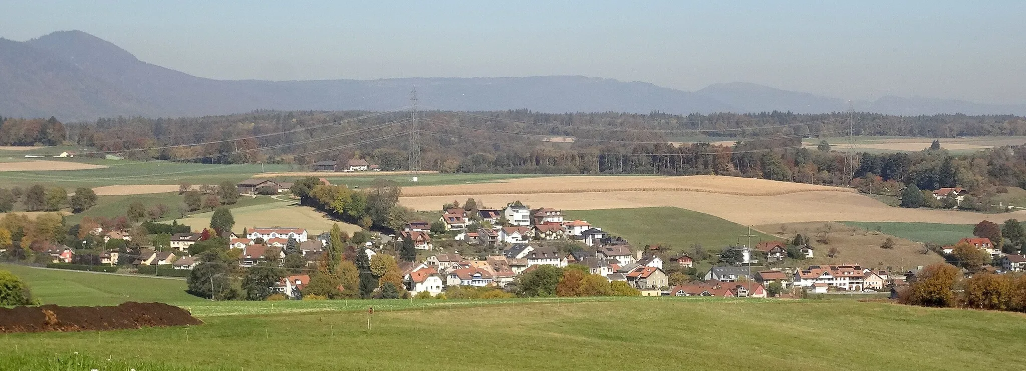 Photo showing: Le village de Montherod depuis les champs surplombant la Croix-de-Luisant.
