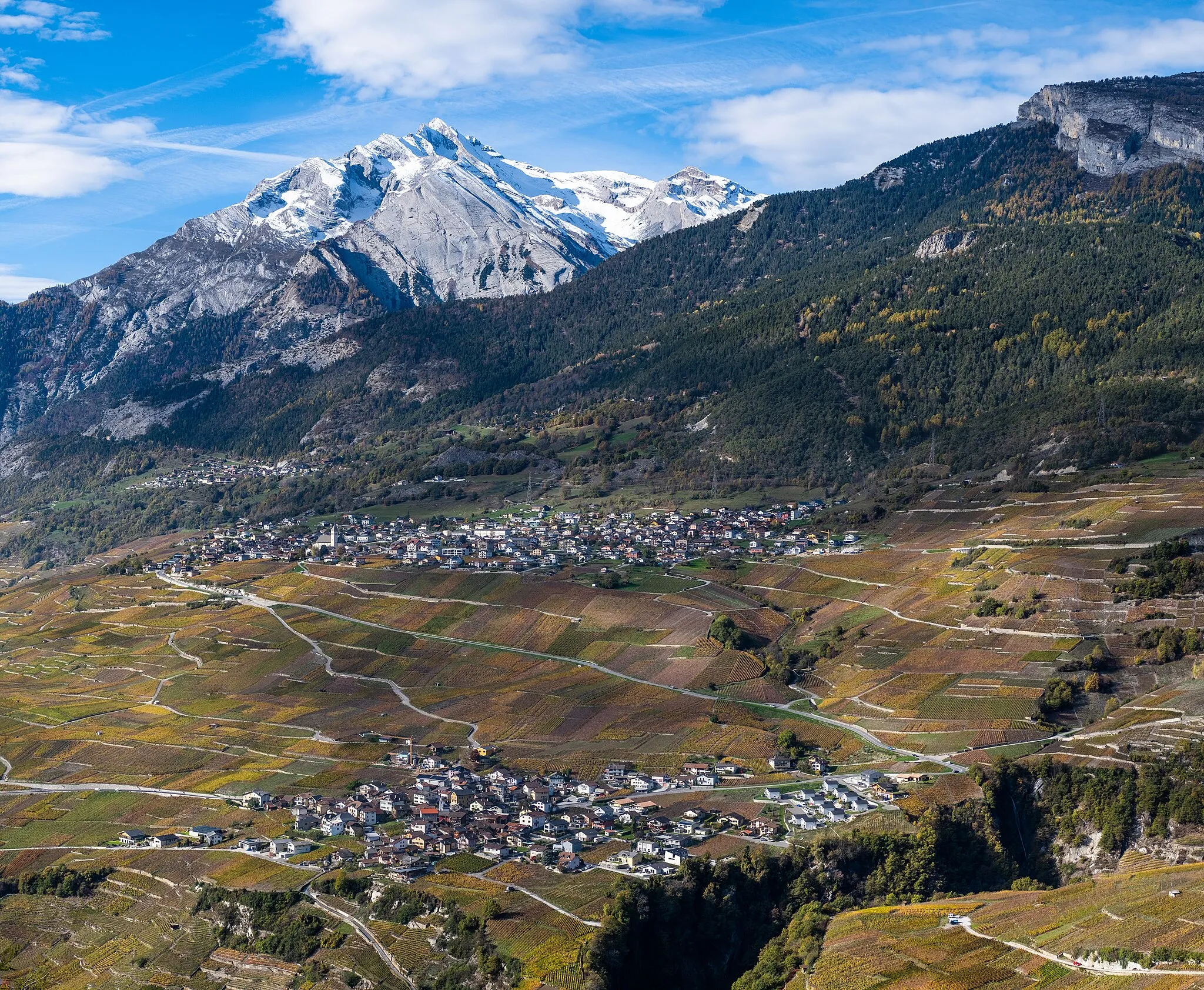 Photo showing: Les villages de Sensine et de Erde avec le Haut de Cry.