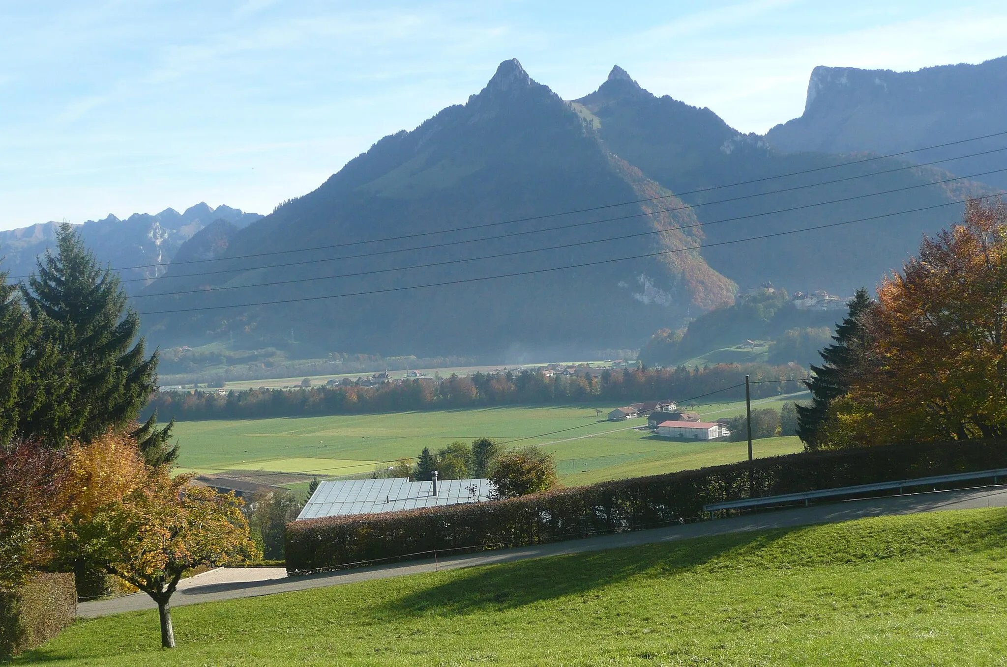 Photo showing: Château de Gruyères & Gruyère from Le Pâquier-Montbarry (Le Pâquier (Fribourg)) (autumn), Dent de Broc (1829 m), Dent du Chamois (1830 m), Dent du Buorgo (1909 m)