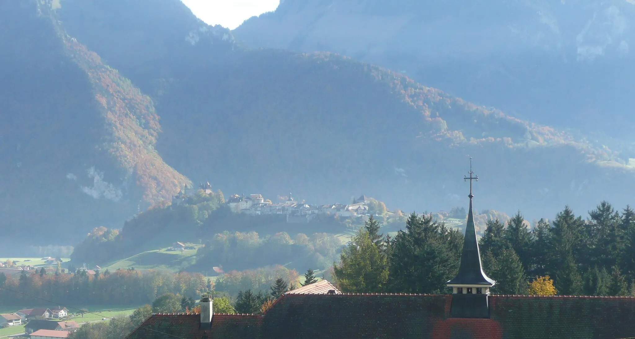 Photo showing: Château de Gruyères from Le Pâquier-Montbarry (Le Pâquier (Fribourg)) (autumn)