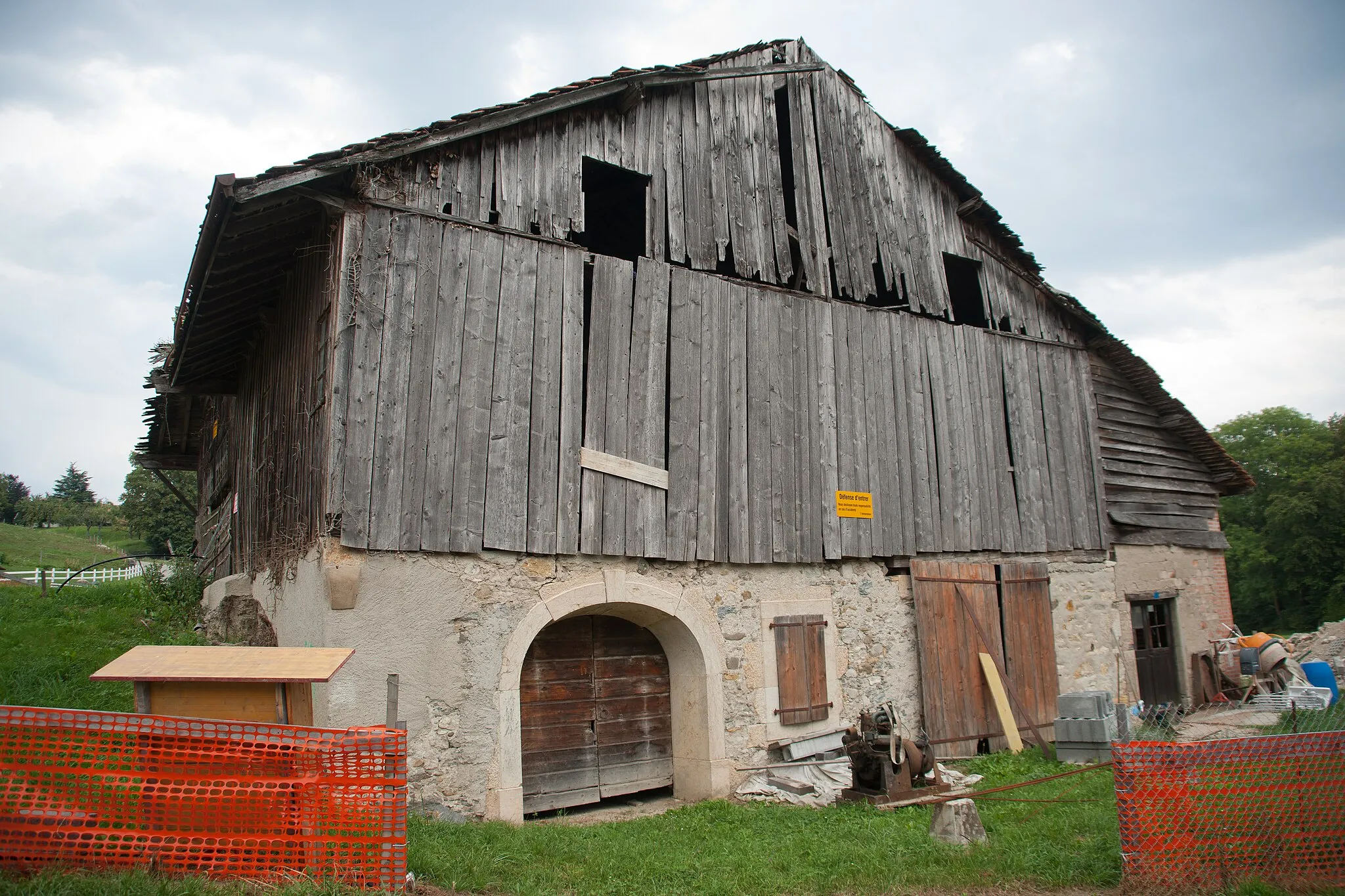 Photo showing: Scierie à Chavannes-le-Veyron. Travaux en 2011.