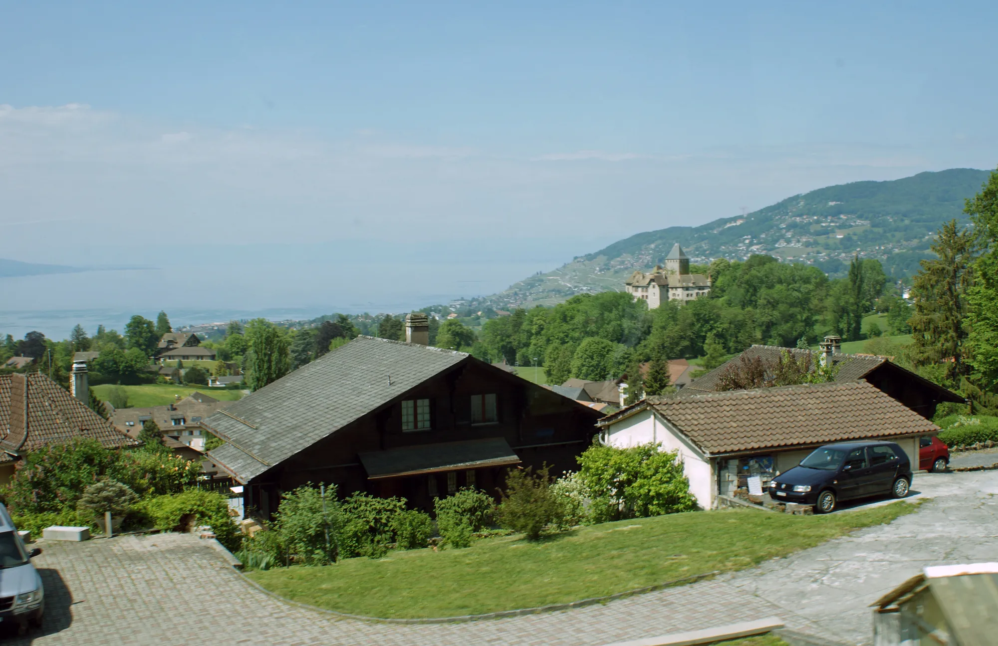 Photo showing: Village of Blonay with castle above Lake Geneva